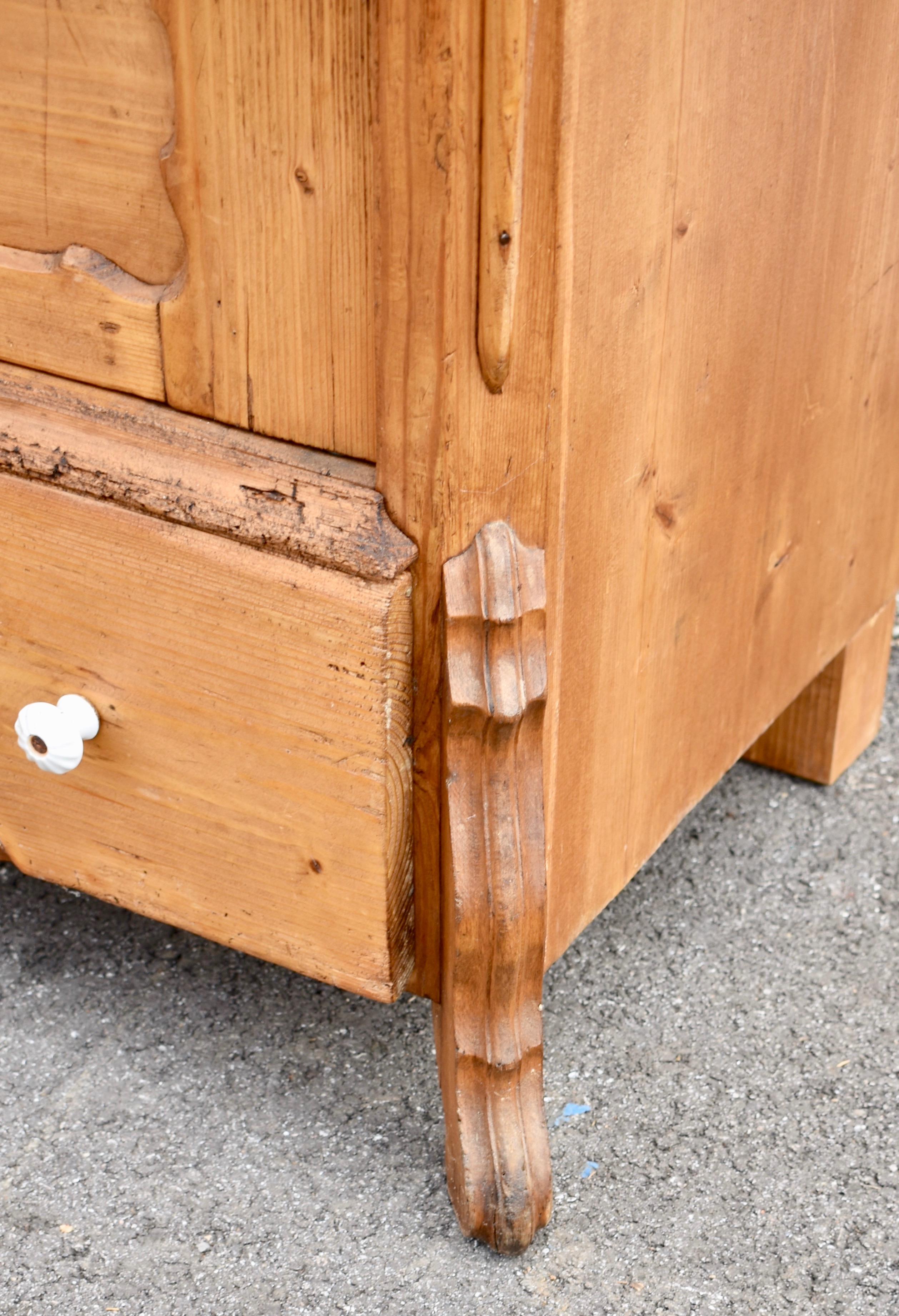 Armoire a un'anta in stile Louis Philippe in pino in vendita 5