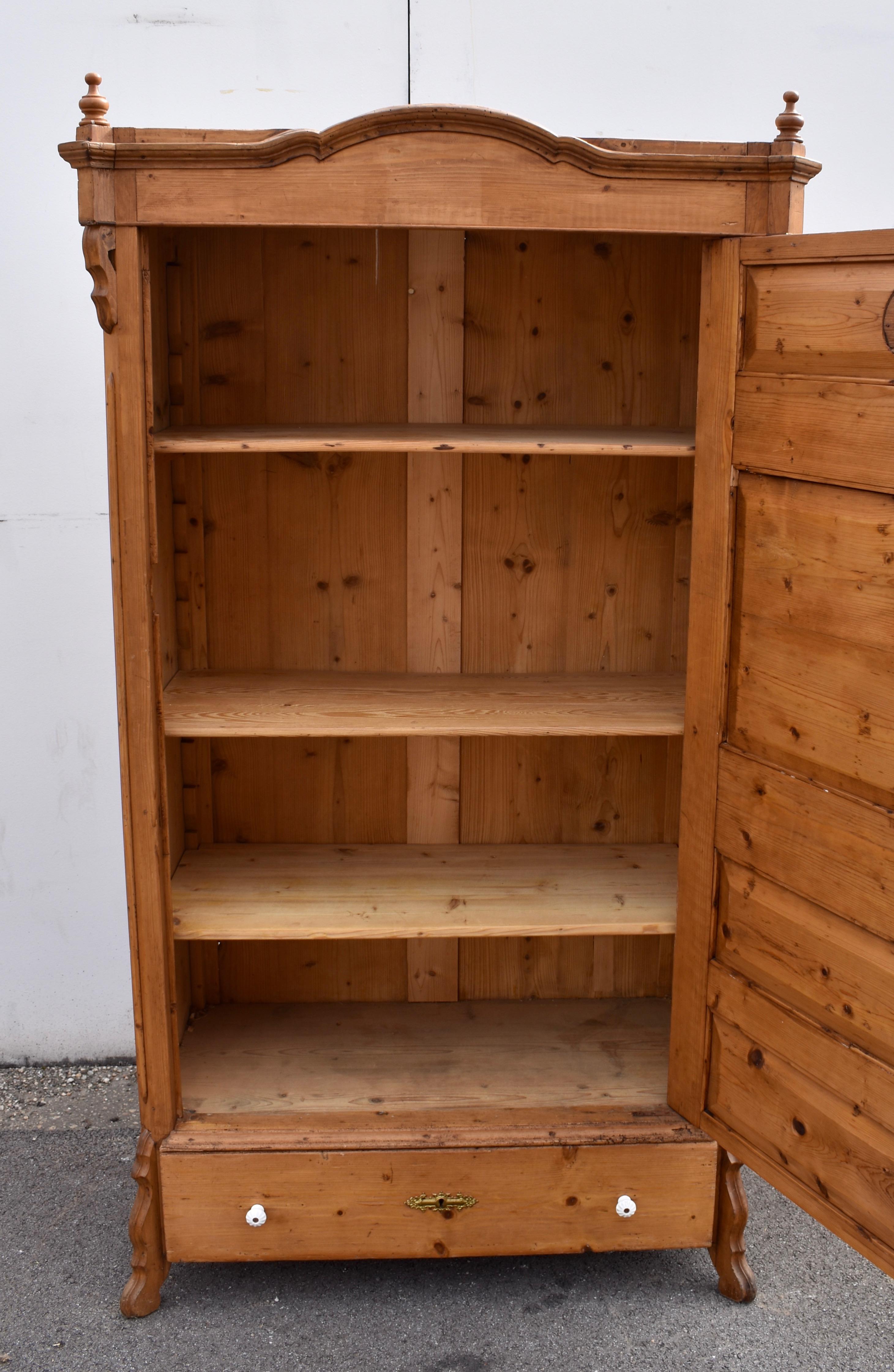 Armoire a un'anta in stile Louis Philippe in pino in vendita 7