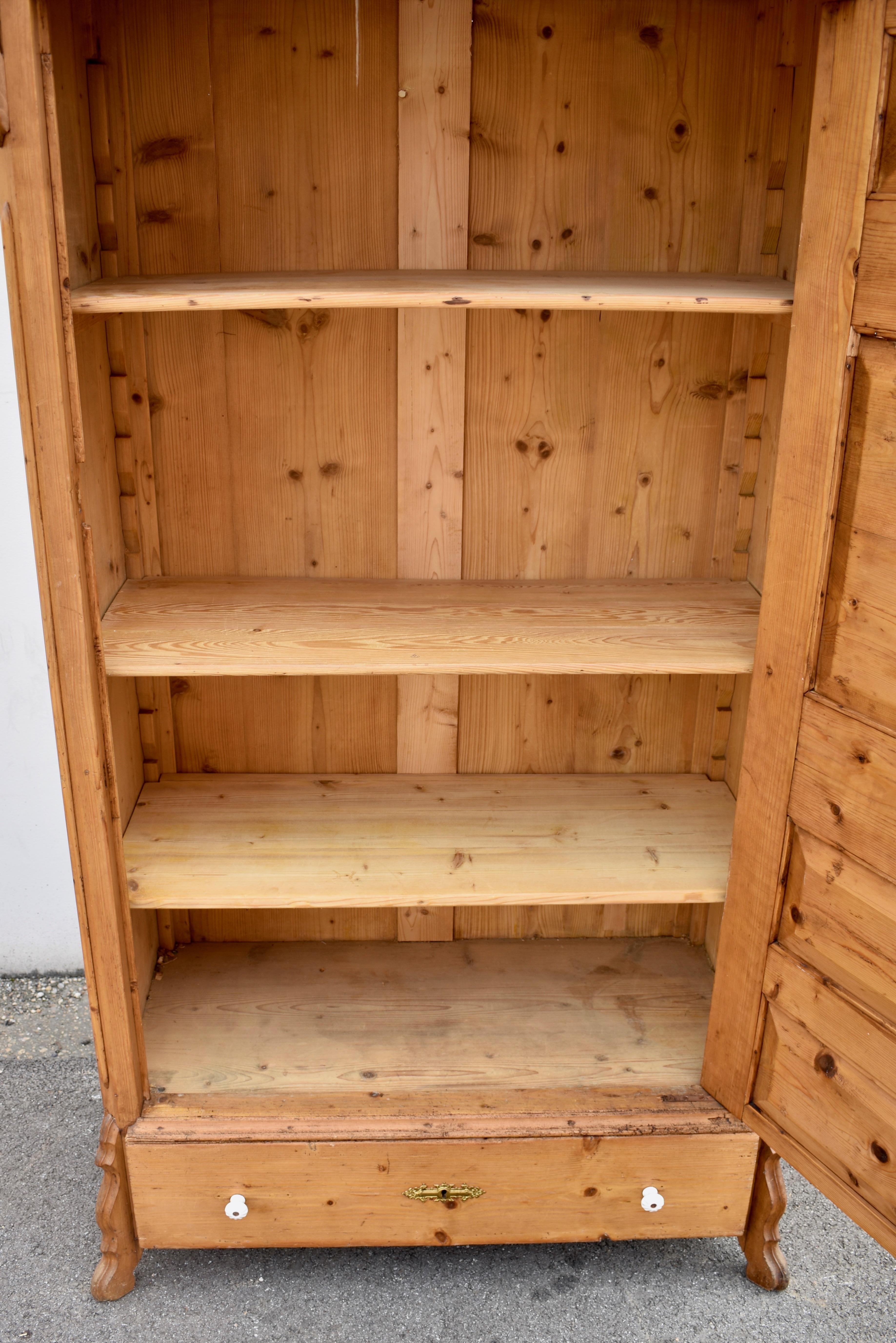 Armoire a un'anta in stile Louis Philippe in pino in vendita 8