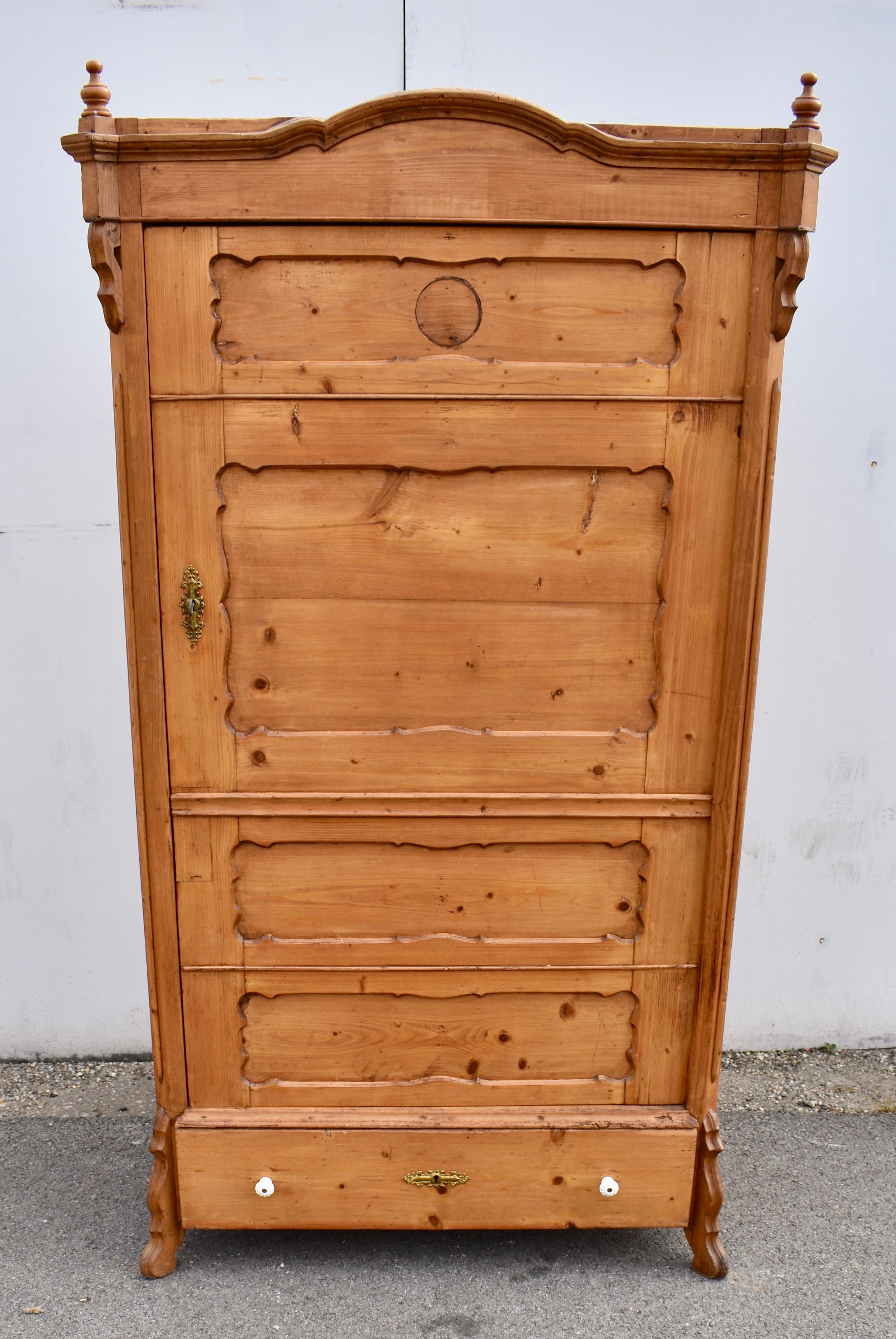 Che bel guardaroba!  Ha la forma di un secretaire con ante a ribalta, ma i tre frontali dei cassetti con pannelli olandesi e il pannello centrale dell'anta formano un'unica anta e solo il cassetto inferiore è reale.  La modanatura a corona della