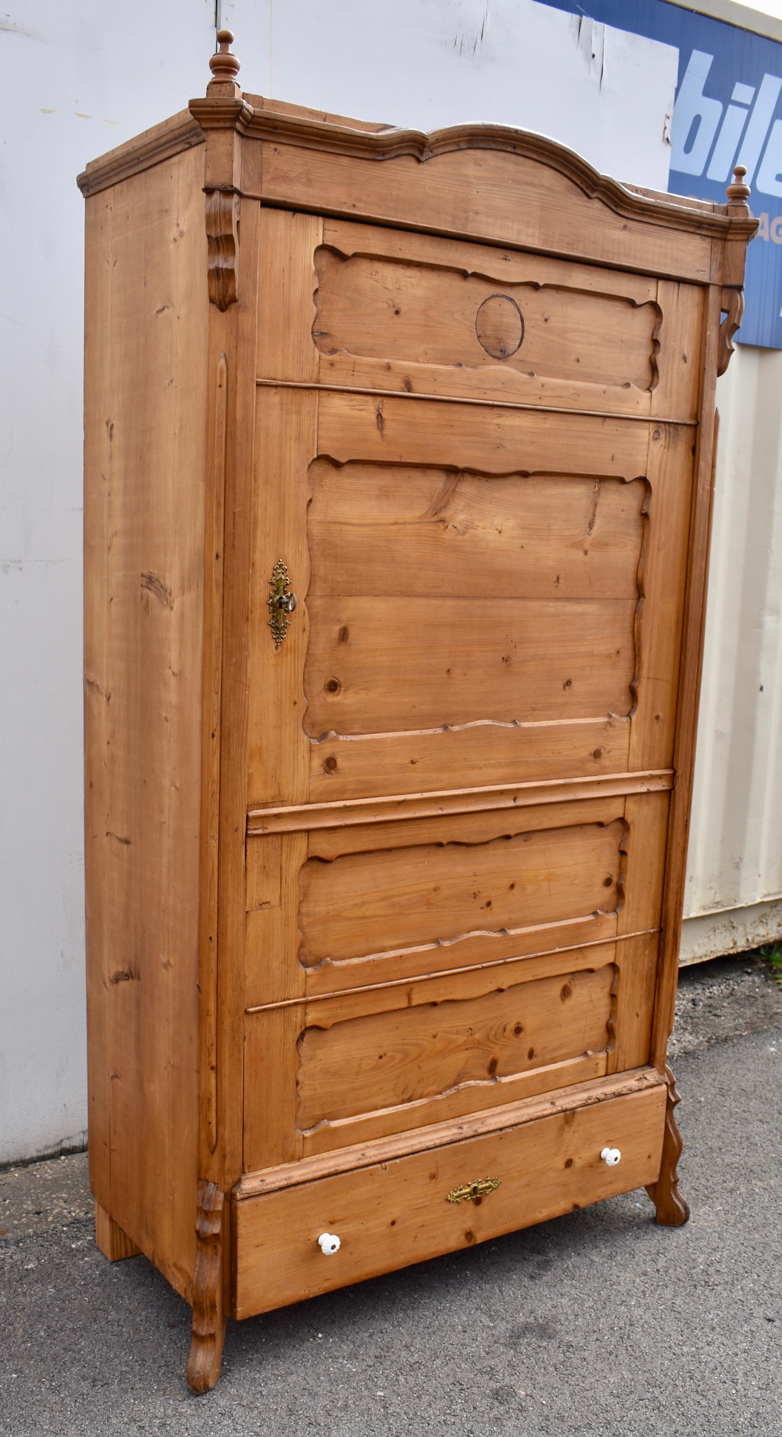 Luigi Filippo Armoire a un'anta in stile Louis Philippe in pino in vendita