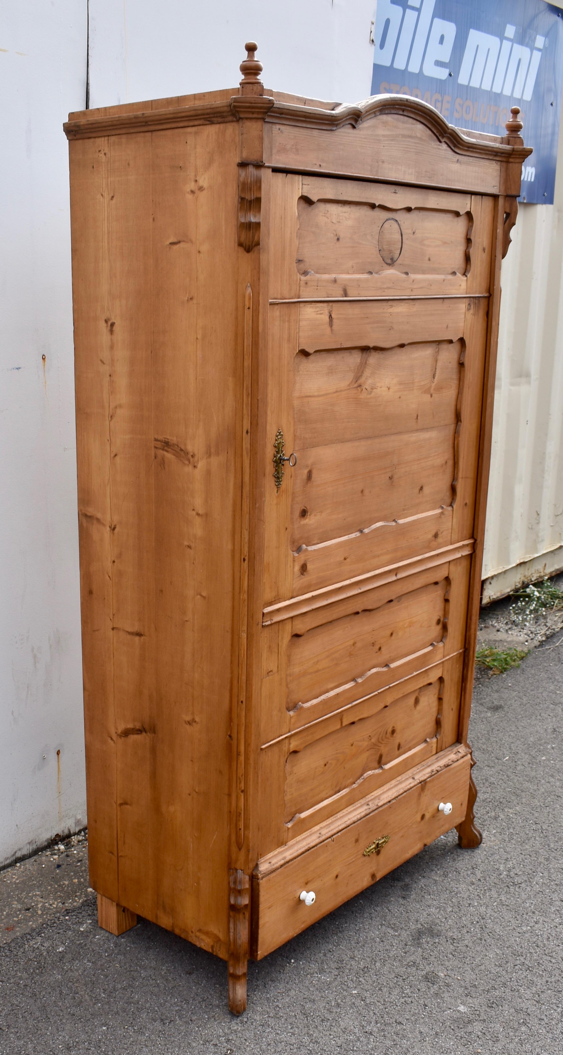 Tedesco Armoire a un'anta in stile Louis Philippe in pino in vendita