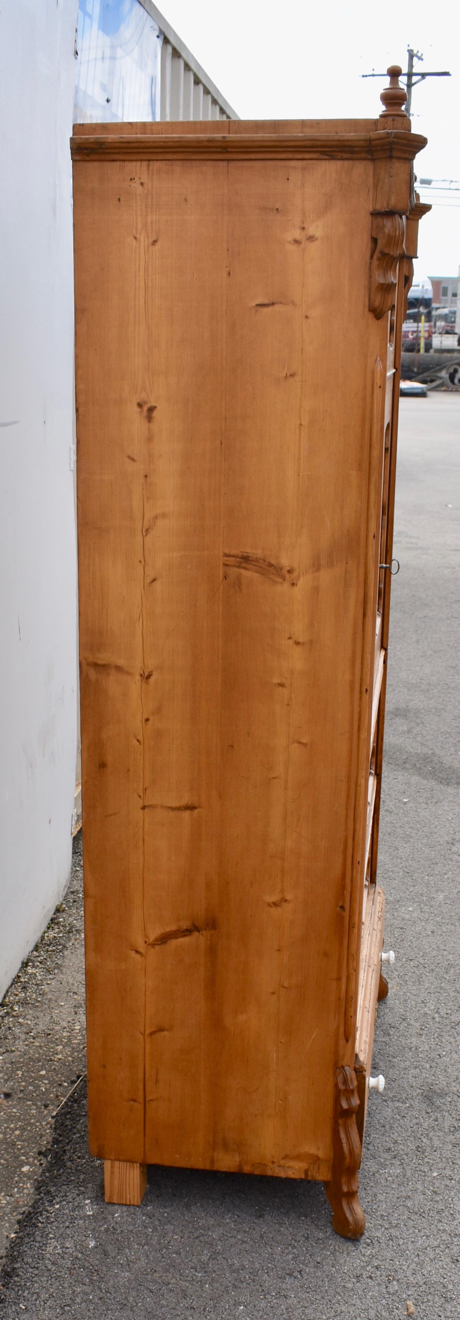 Lucidato Armoire a un'anta in stile Louis Philippe in pino in vendita