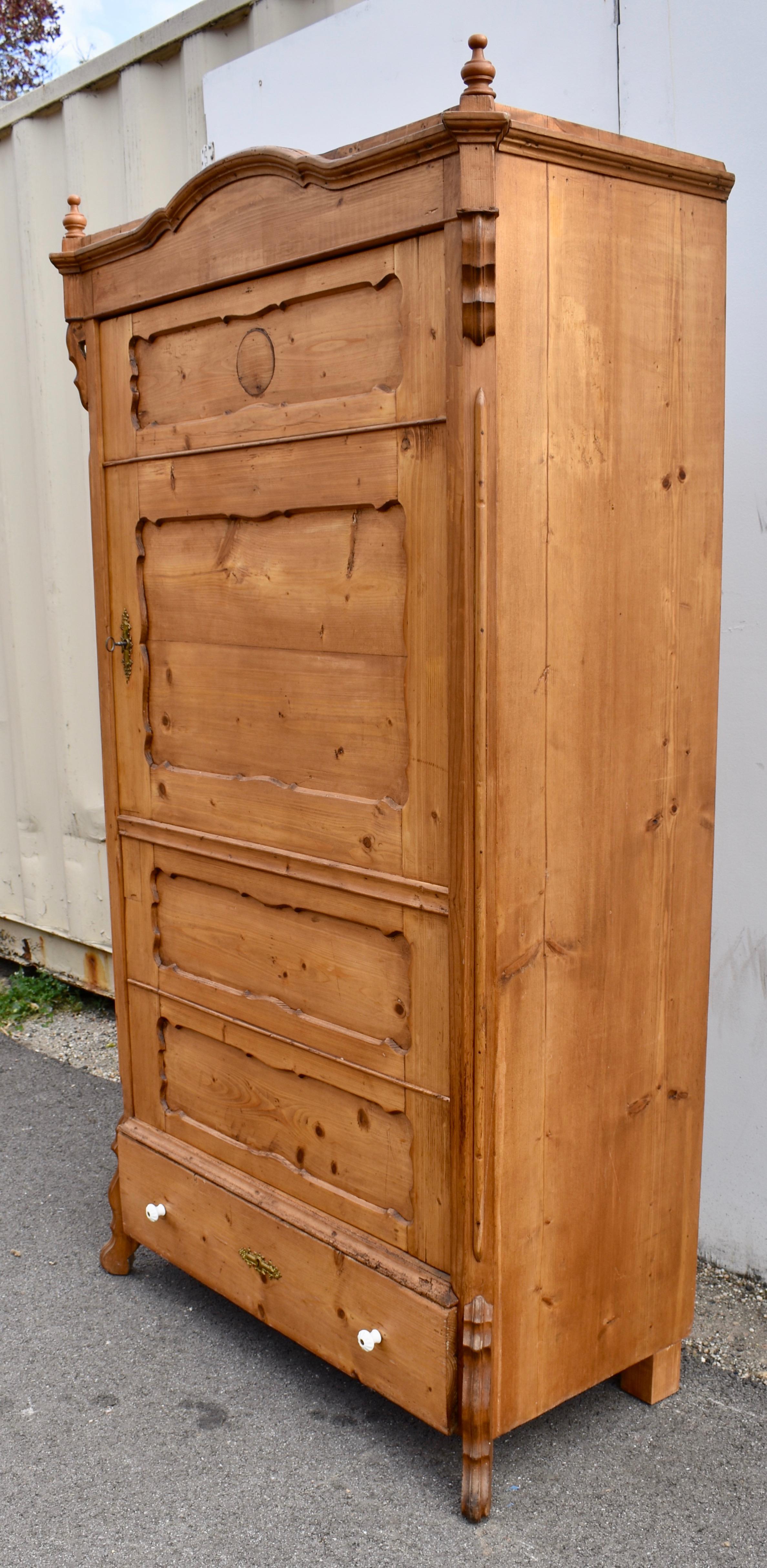 Armoire a un'anta in stile Louis Philippe in pino In condizioni buone in vendita a Baltimore, MD