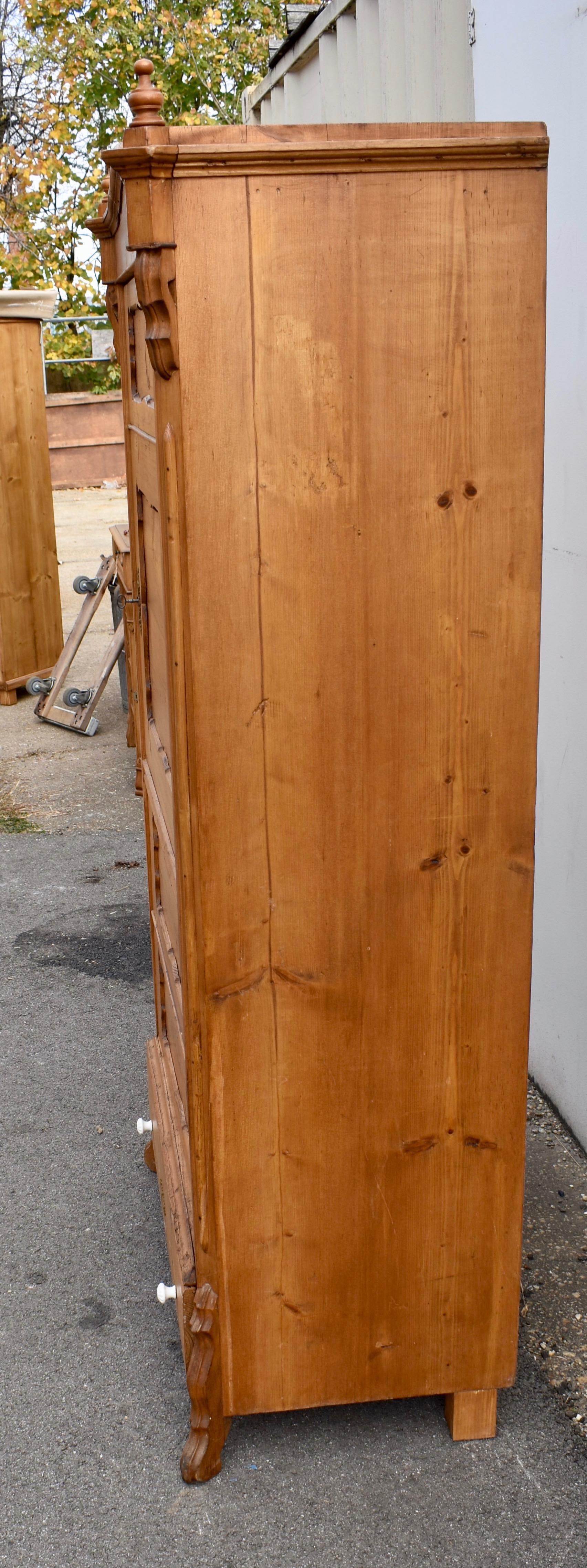XIX secolo Armoire a un'anta in stile Louis Philippe in pino in vendita