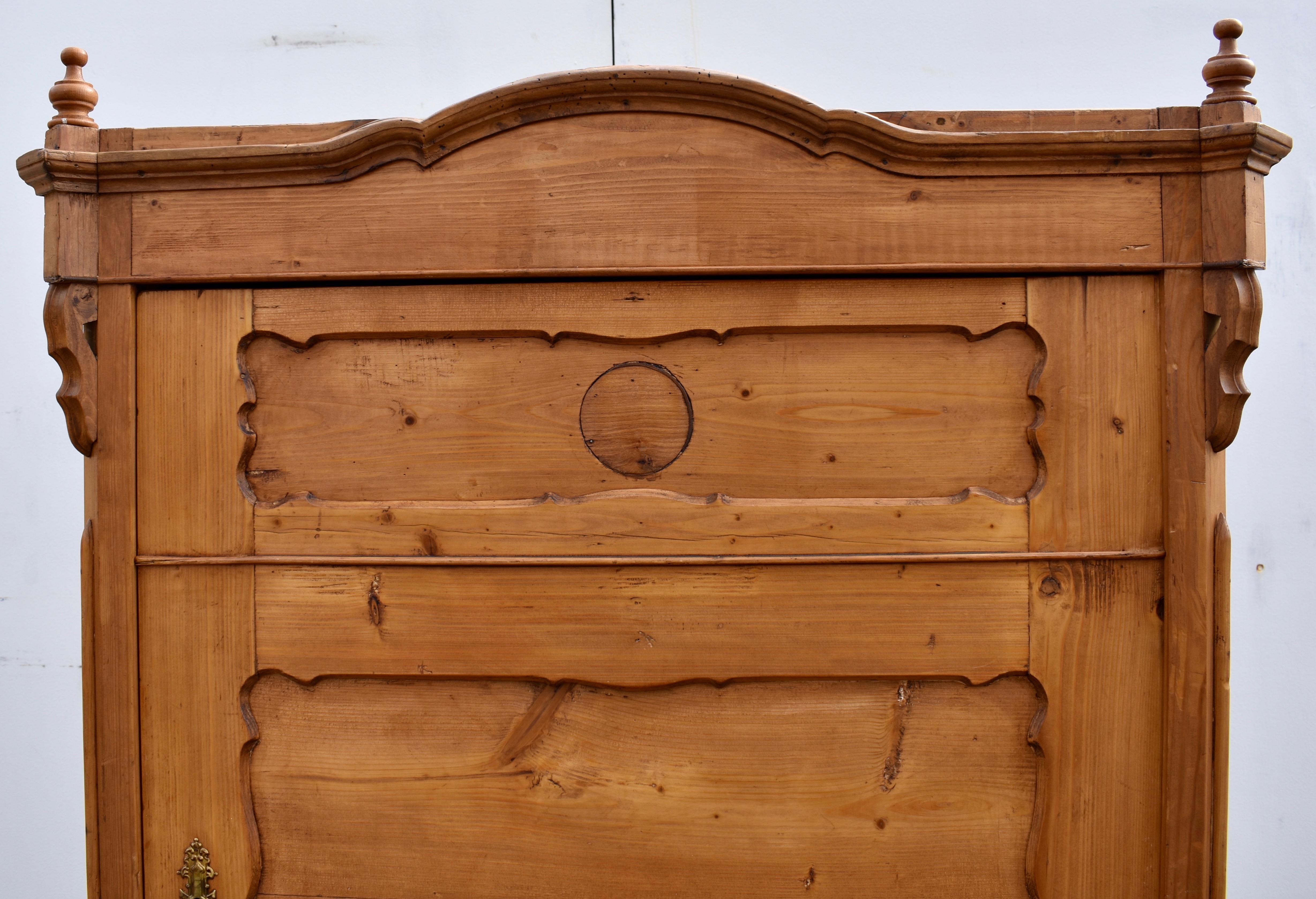 Pino Armoire a un'anta in stile Louis Philippe in pino in vendita
