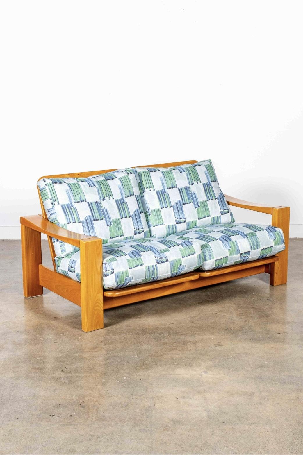 Seduta d'amore degli anni '50 di Maison Regain, in Francia, con cuscini in piuma nuovi di zecca, rivestiti in un fresco tessuto di Kelly Wearstler, per un comfort sempre attuale. Una tavolozza di blu e verdi tenui completa la patina vintage della