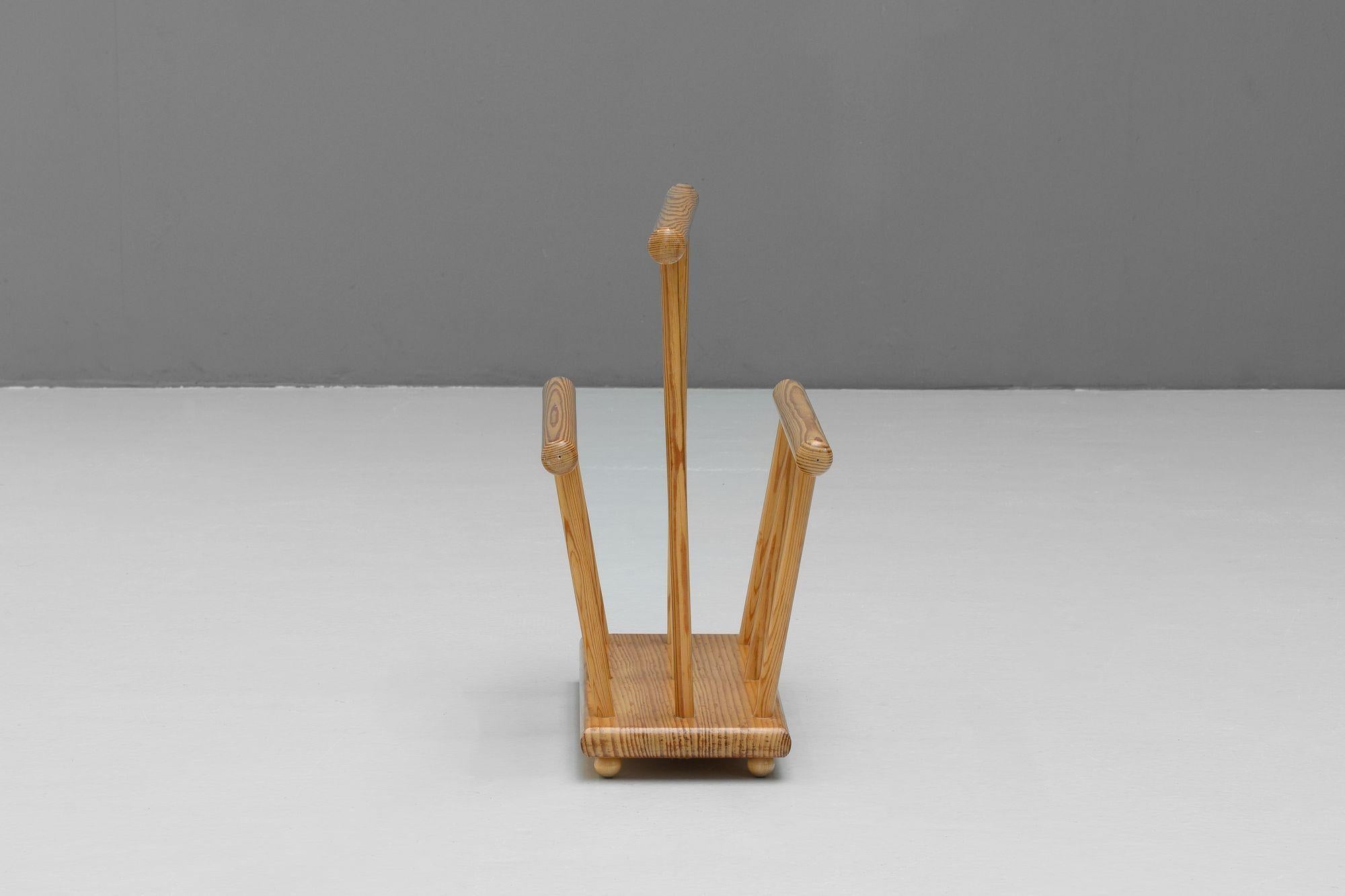 Porte-revues en pin massif du milieu du siècle, léger gauchissement du cadre comme indiqué. Suède vers 1970.

H 38cm x L 33cm x P 20cm