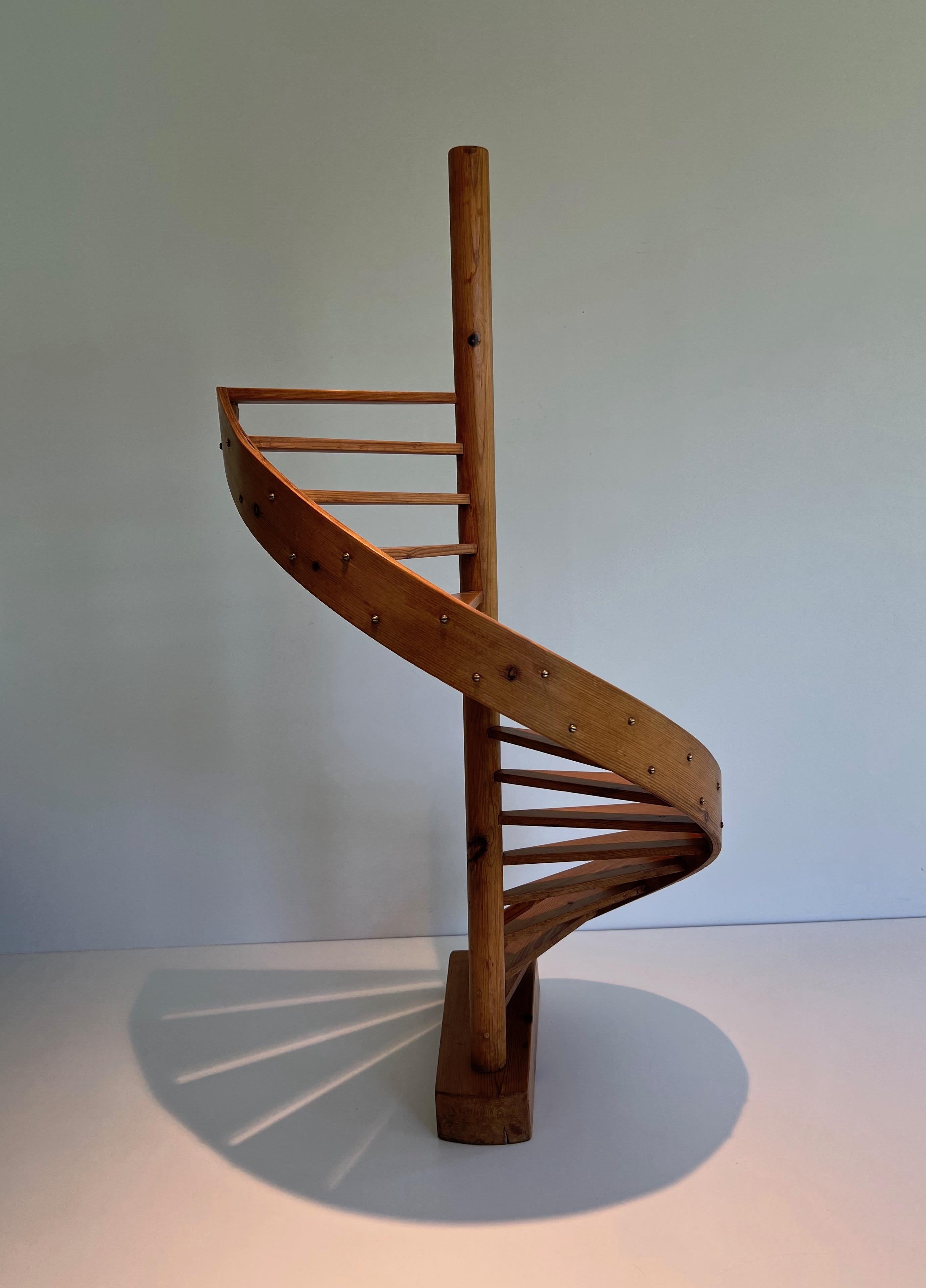 Diese sehr schöne und dekorative Haupttreppe ist ganz aus Kiefernholz mit kleinen Messingnasen gefertigt. Dies ist ein französisches Werk. CIRCA 1950