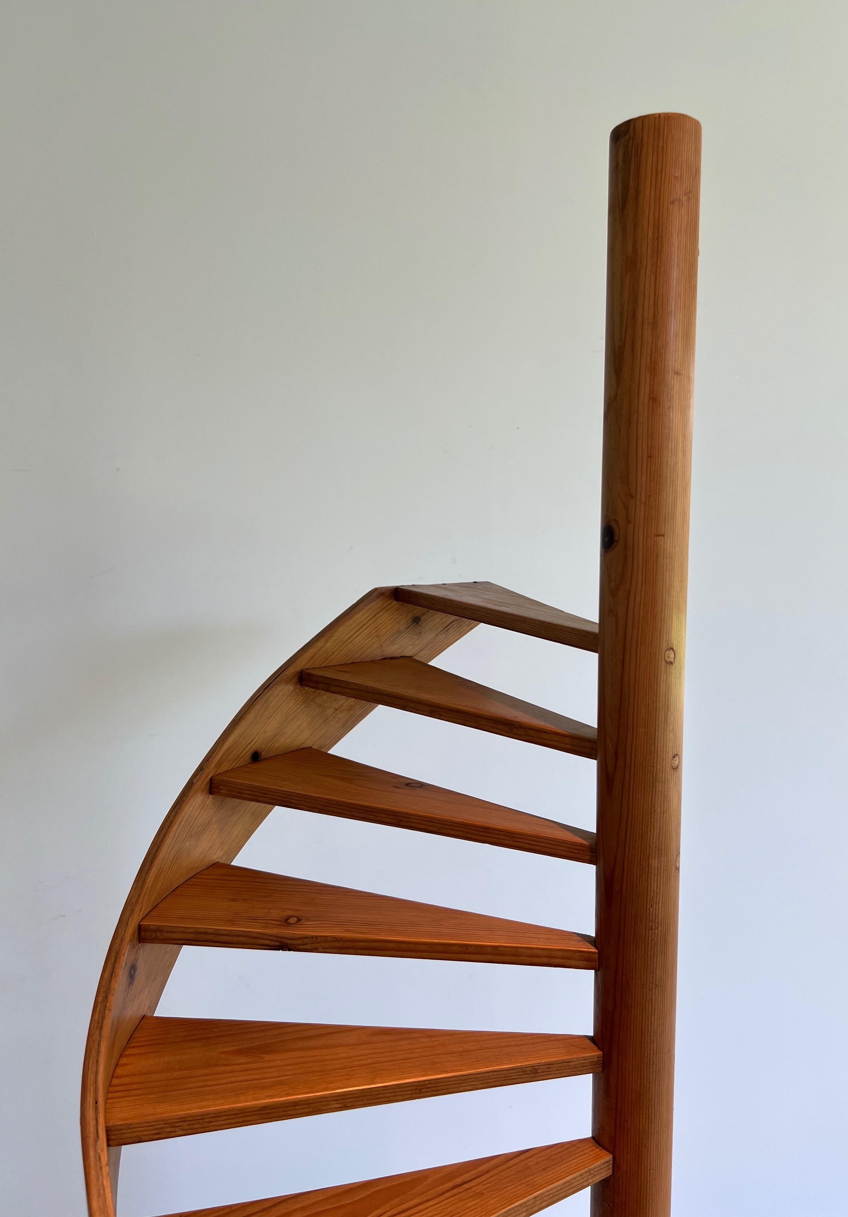 Pine Master Staircase  For Sale 3