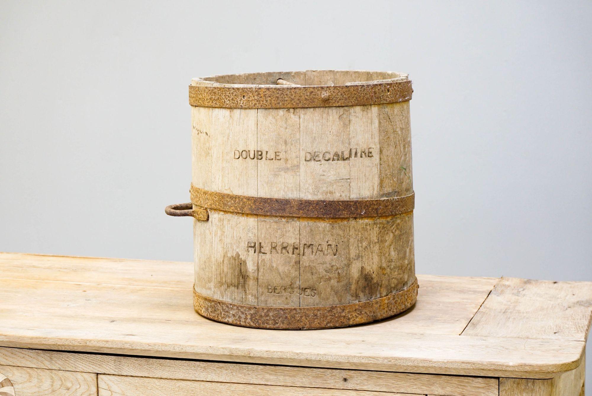 Medida cilíndrica de madera encuadernada en metal.

Reino Unido circa 1900

Alto 32 cm x Ancho 36 cm x Fondo 32 cm