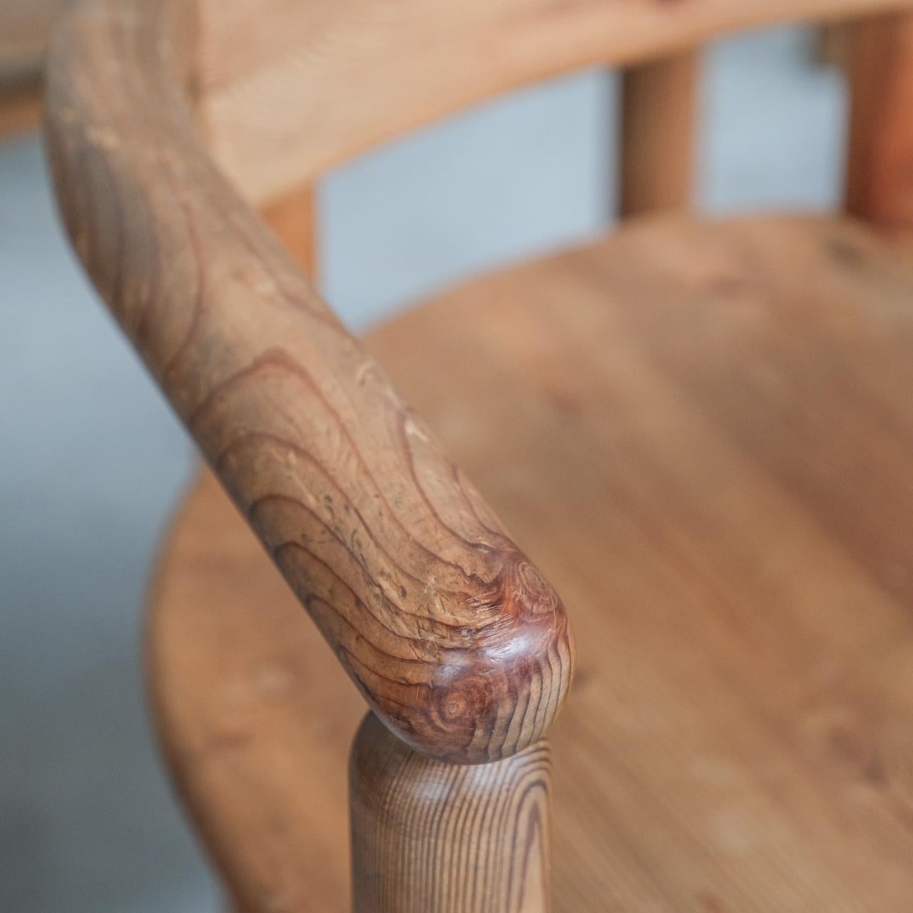 Kiefer Mid-Century Arm Dining Chairs nach Rainer Daumiller (8) (Französisch) im Angebot