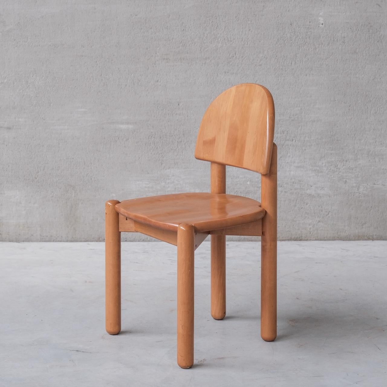 Un set di otto sedie da pranzo attribuite a Rainer Daumiller. 

Svedese, anni '70 

Pino, con finitura lucida originale. 

Buone condizioni. Per dare un tocco più contemporaneo, possiamo anche dipingerli, con un costo aggiuntivo. 

Leggera usura,