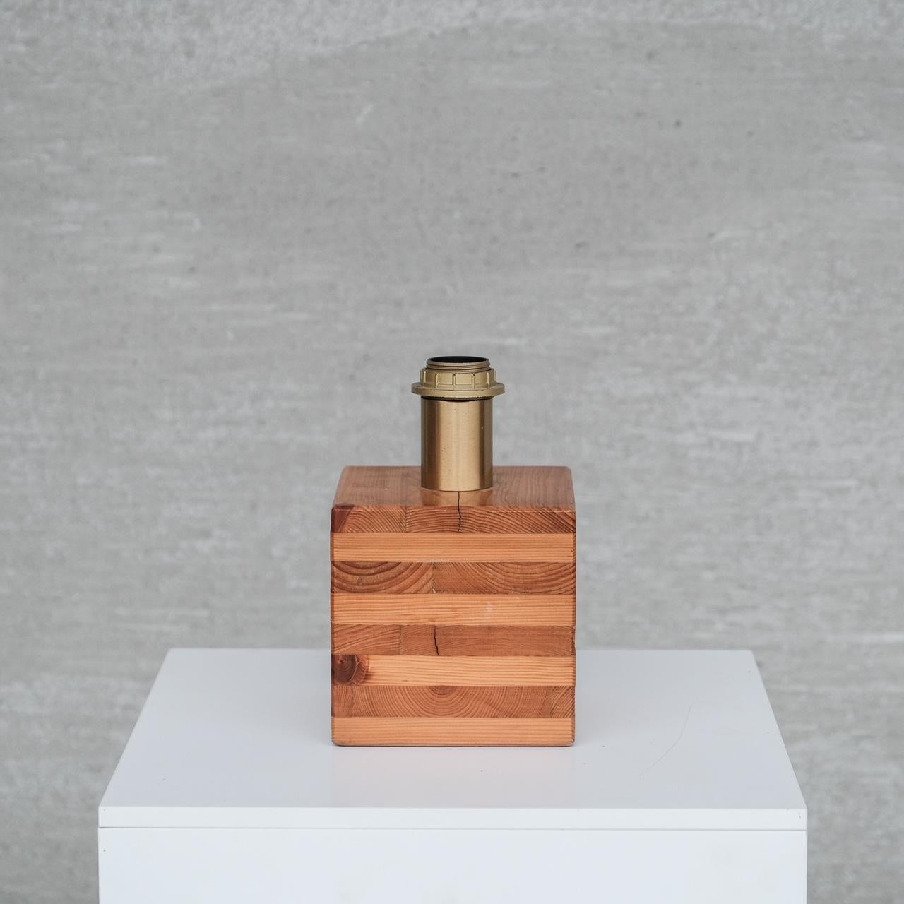 Una lampada da tavolo quadrata geometrica in pino. 

Italia, anni '80 circa. 

Formata da strati di Wood invertiti. 

Da quando è stato ricablato e sottoposto a PAT test. 

SI PREGA DI NOTARE CHE I PREZZI INDICATI SONO AL NETTO DELL'IVA SE VENDUTI