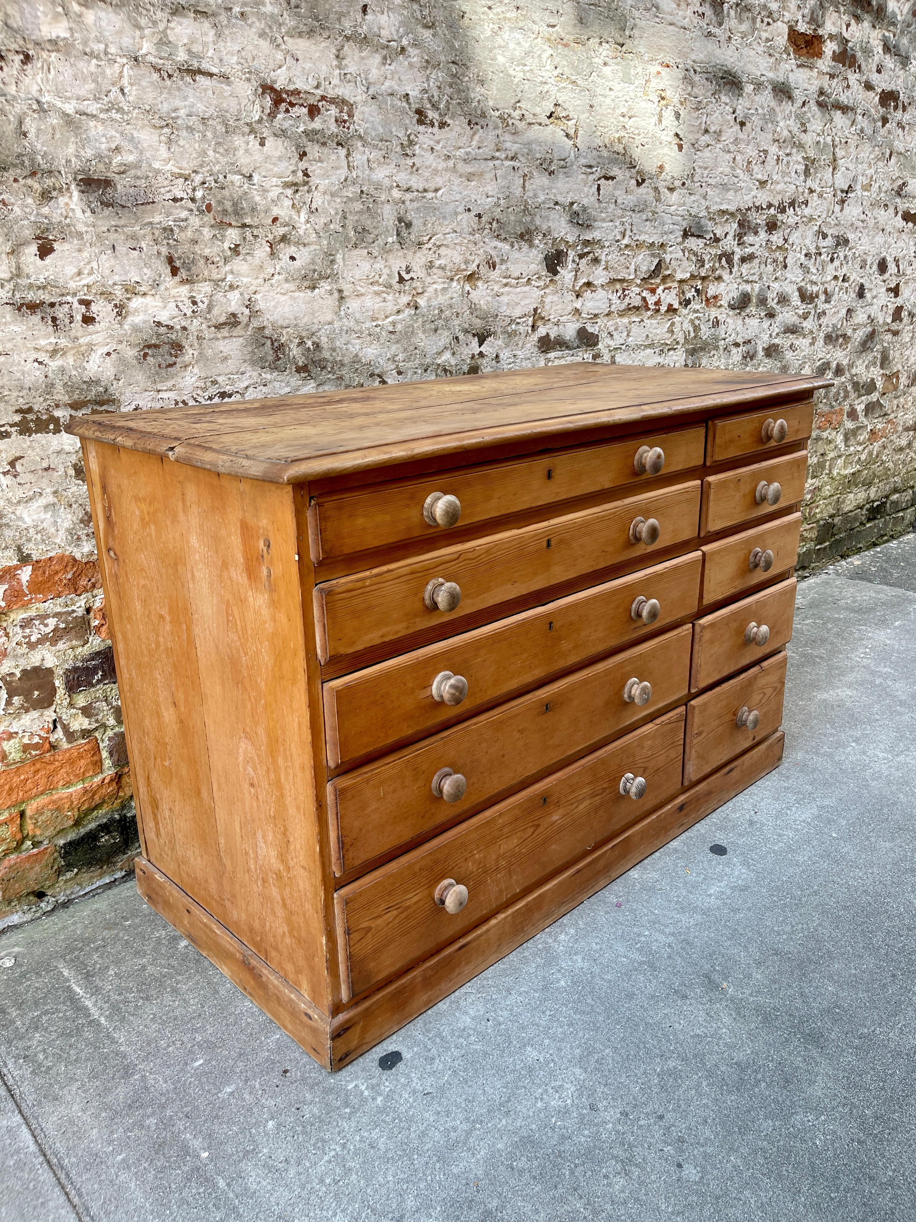 Pine multi drawer chest with great color  In Good Condition For Sale In Charleston, SC