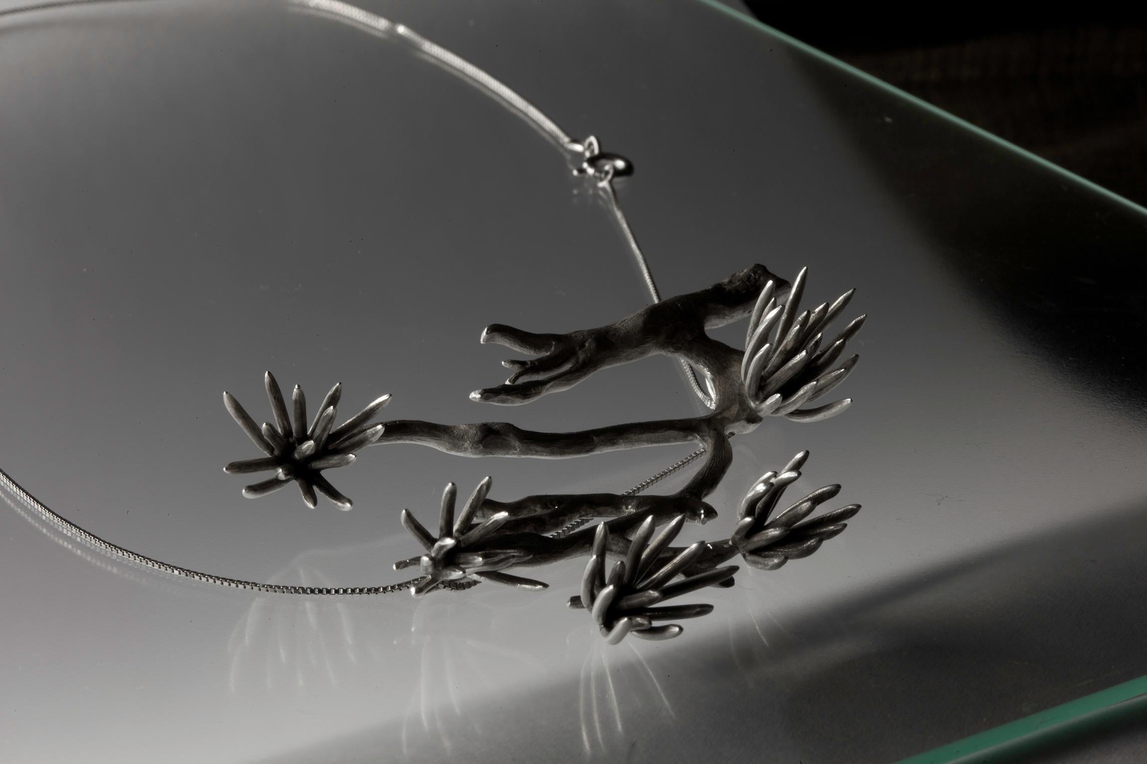 Zeitgenössische Halskette aus botanischem Kiefernholz mit Anhänger aus Sterlingsilber des Künstlers für Damen oder Herren im Angebot