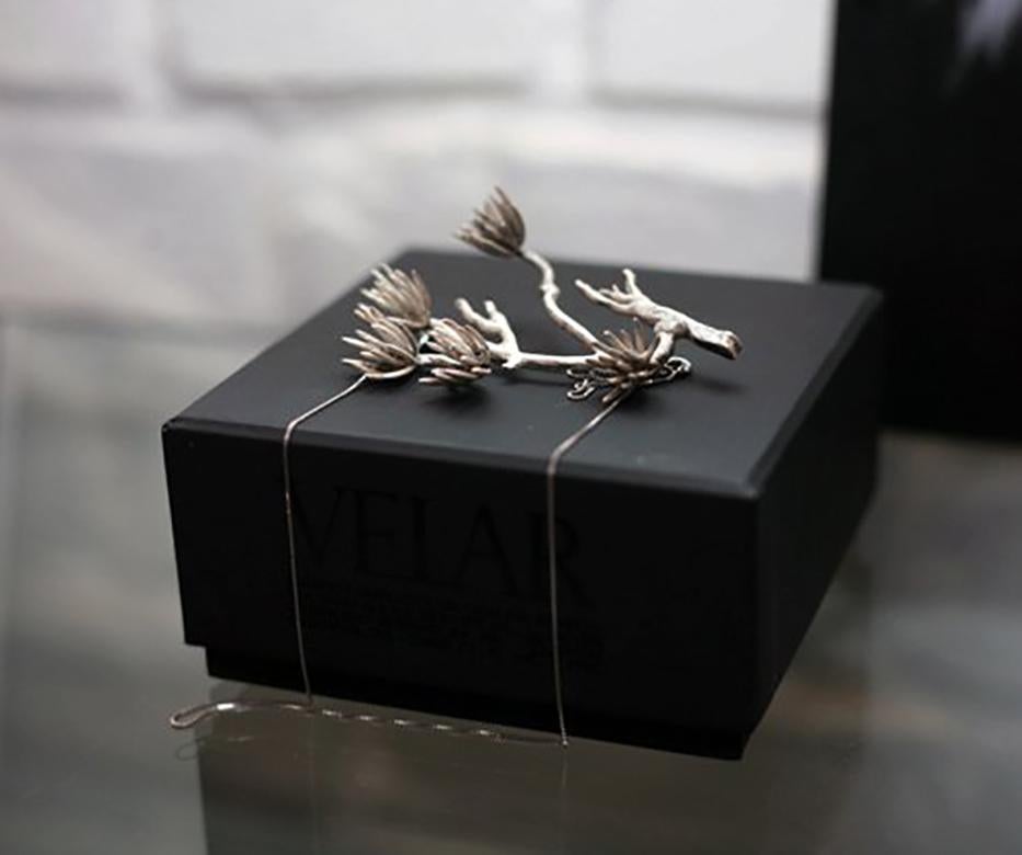 Zeitgenössische Halskette aus botanischem Kiefernholz mit Anhänger aus Sterlingsilber des Künstlers im Angebot 3