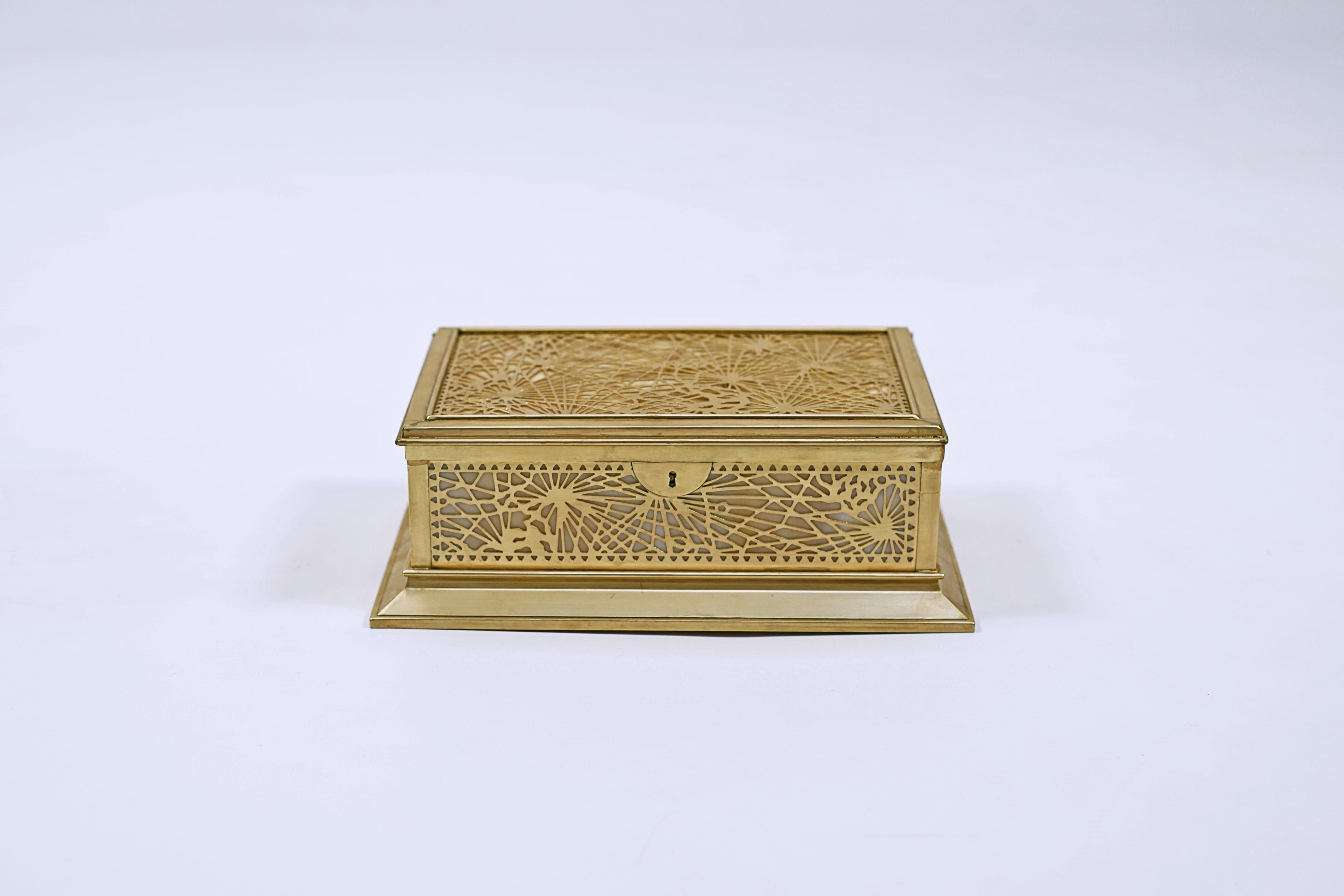 Boîte en bronze avec pâte de verre blanche et orange, modèle Pine Needle, réalisée par TIFFANY & Co, (1837 à nos jours).

Signé TIFFANY STUDIOS, NEW YORK, 823.

ÉTATS-UNIS, VERS 1910.