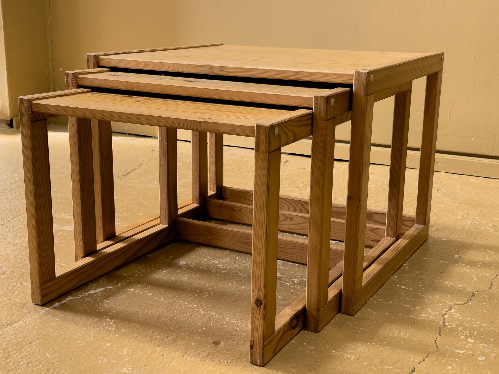 Mid-Century Modern Tables gigognes en pin en vente