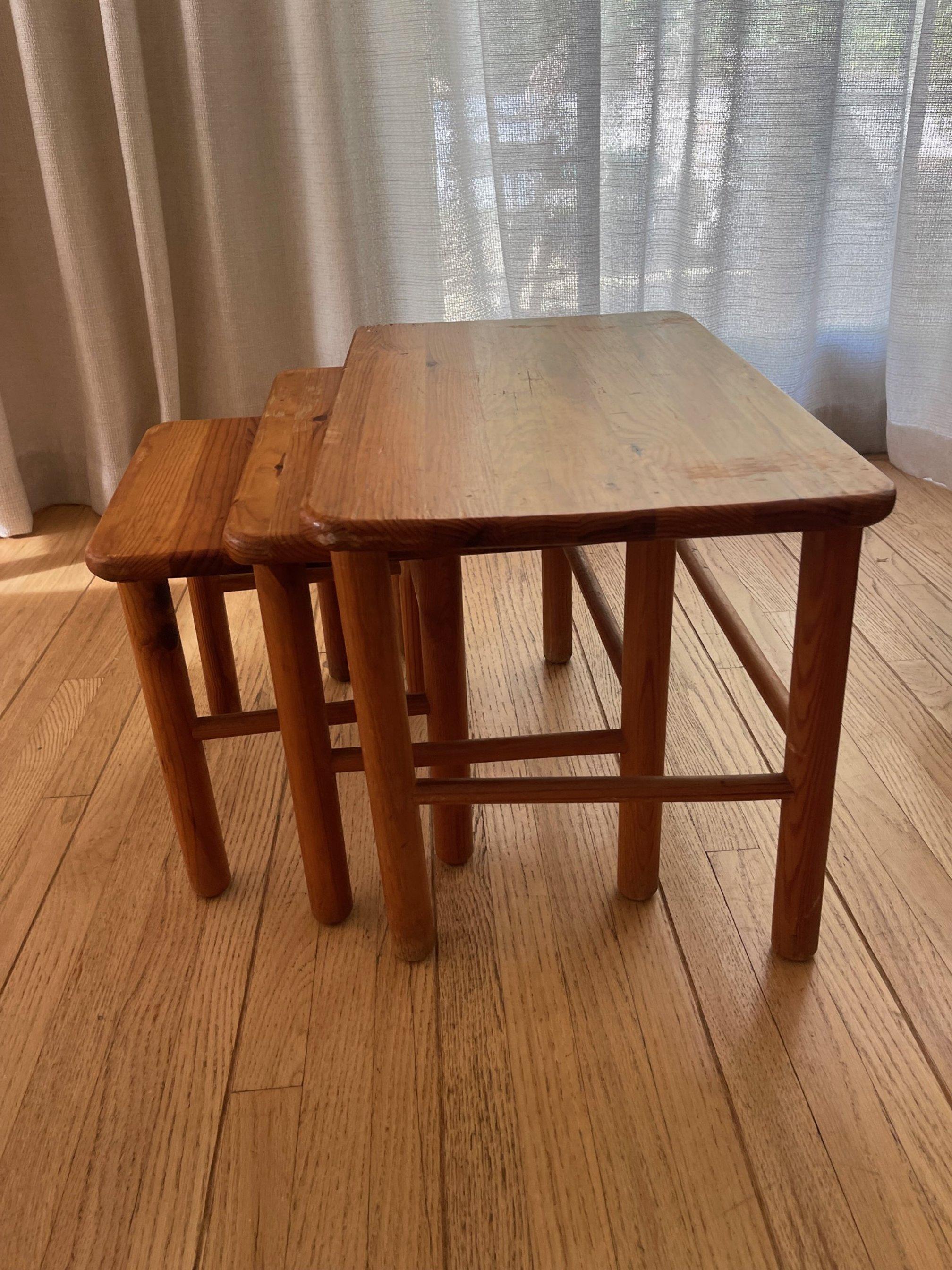 Pine Nesting Tables In Excellent Condition For Sale In Studio City, CA