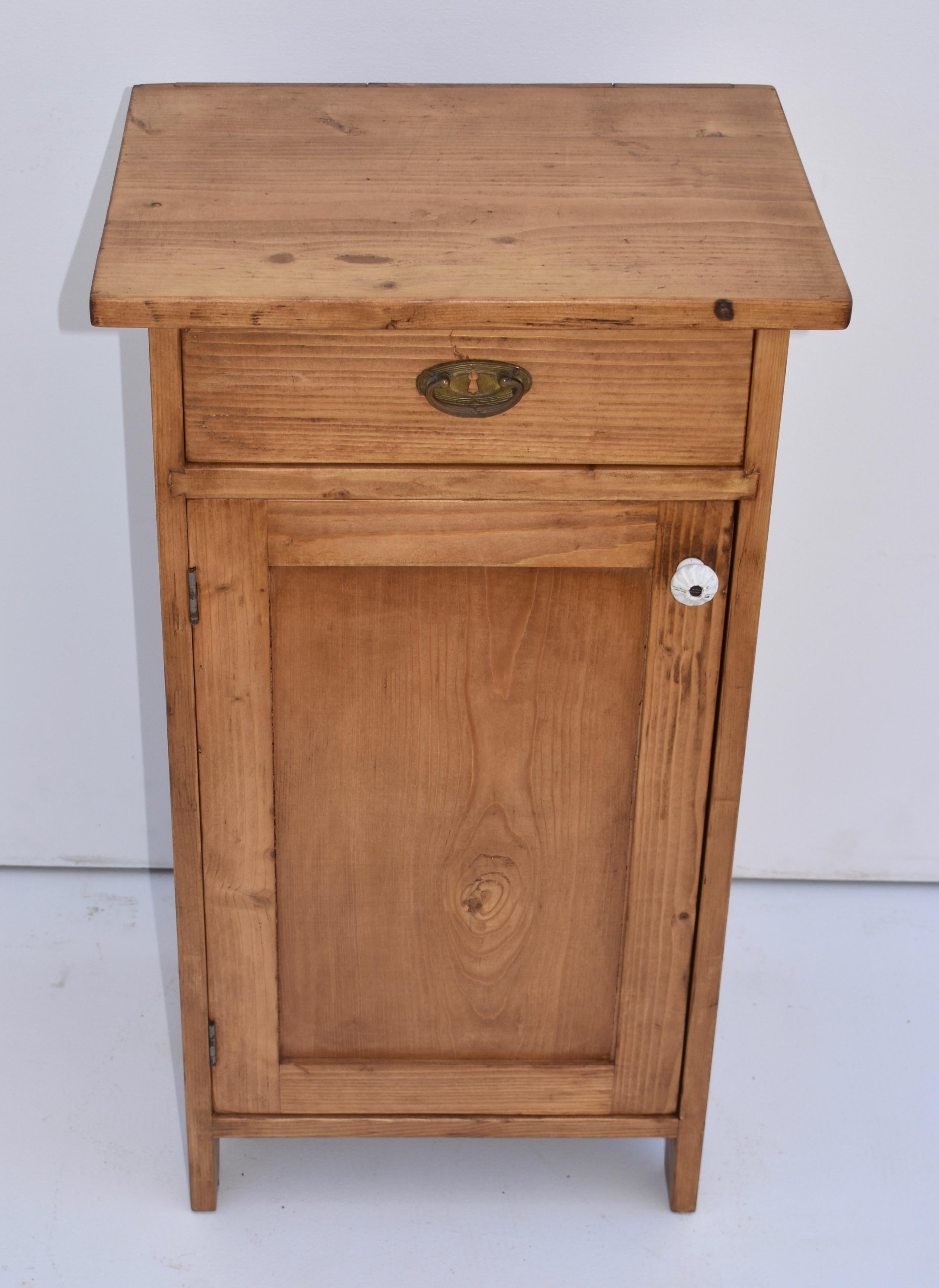 This pretty pine nightstand has one handcut dovetailed drawer, one flat-paneled door and an attractive blonde tone.