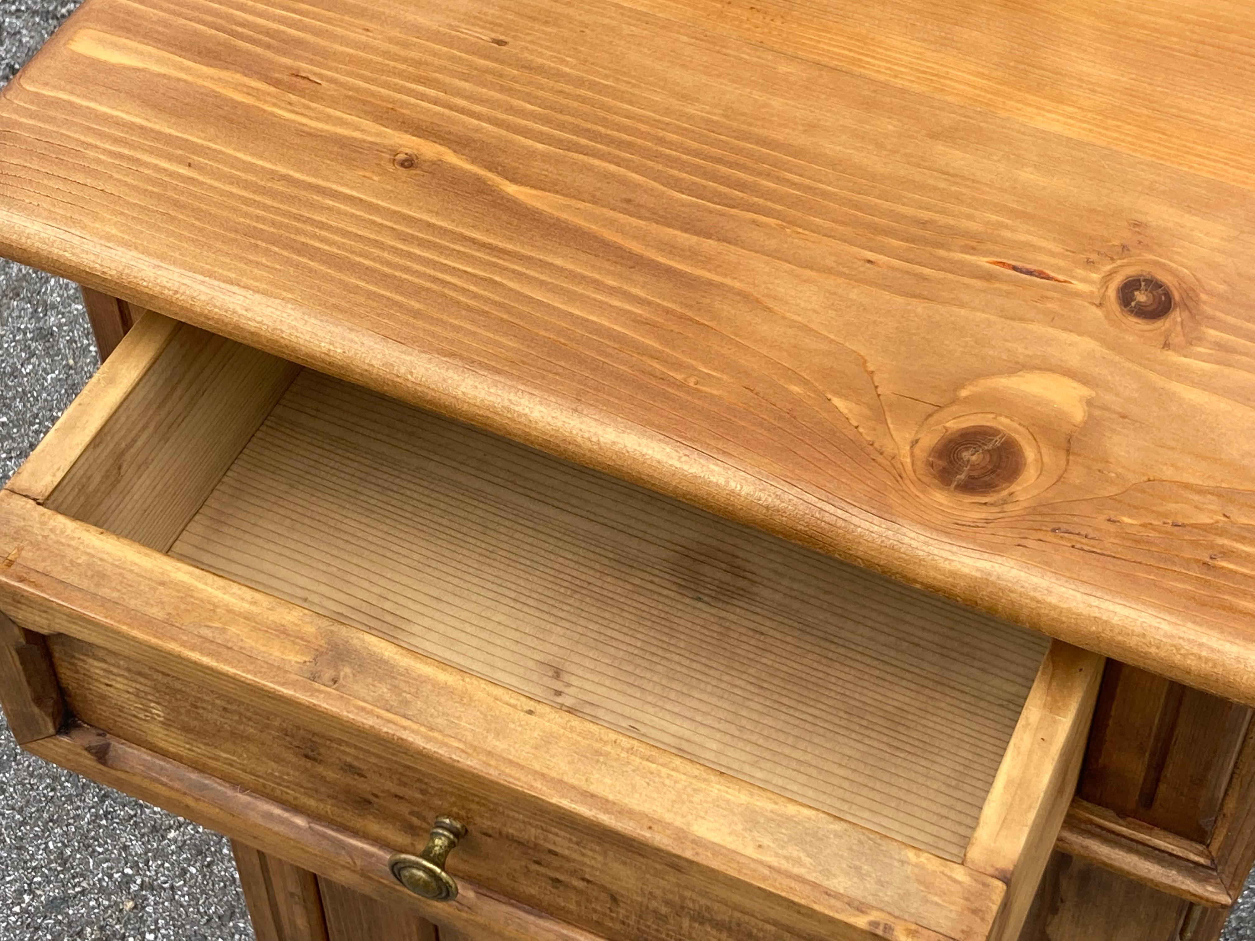 Table de nuit avec une porte et un tiroir en vente 2