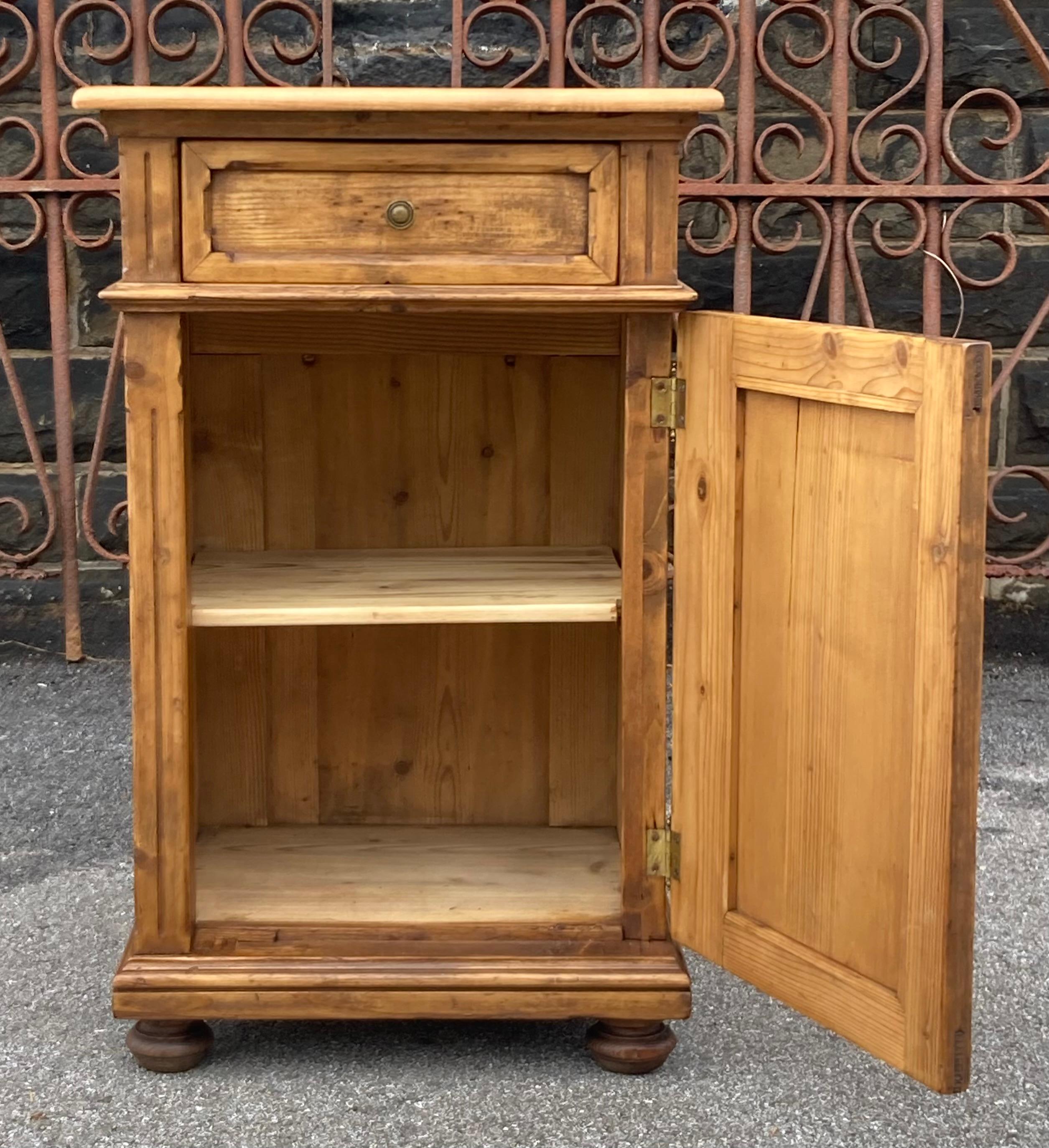 Table de nuit avec une porte et un tiroir en vente 3