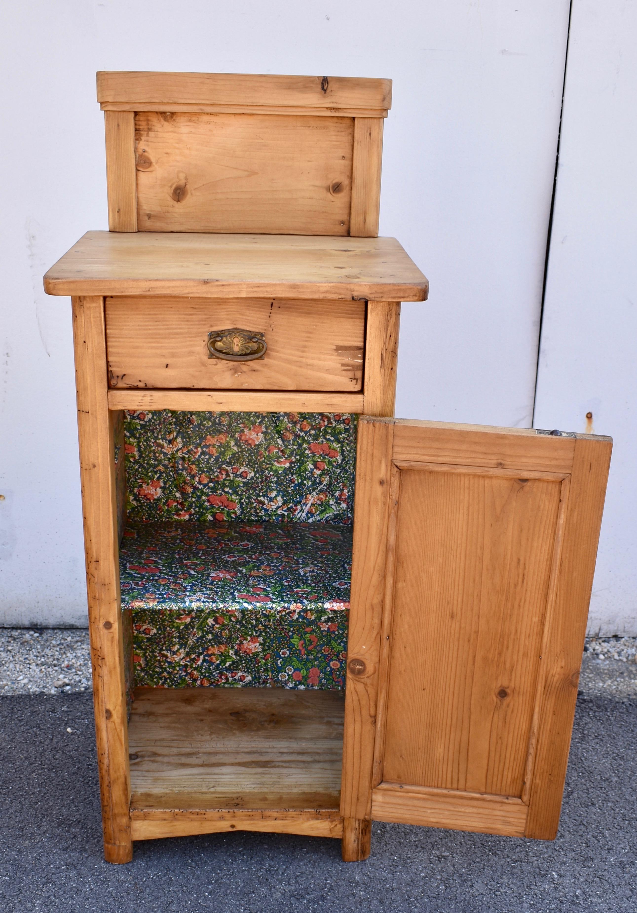 Pine Nightstand with One Door and One Drawer For Sale 6