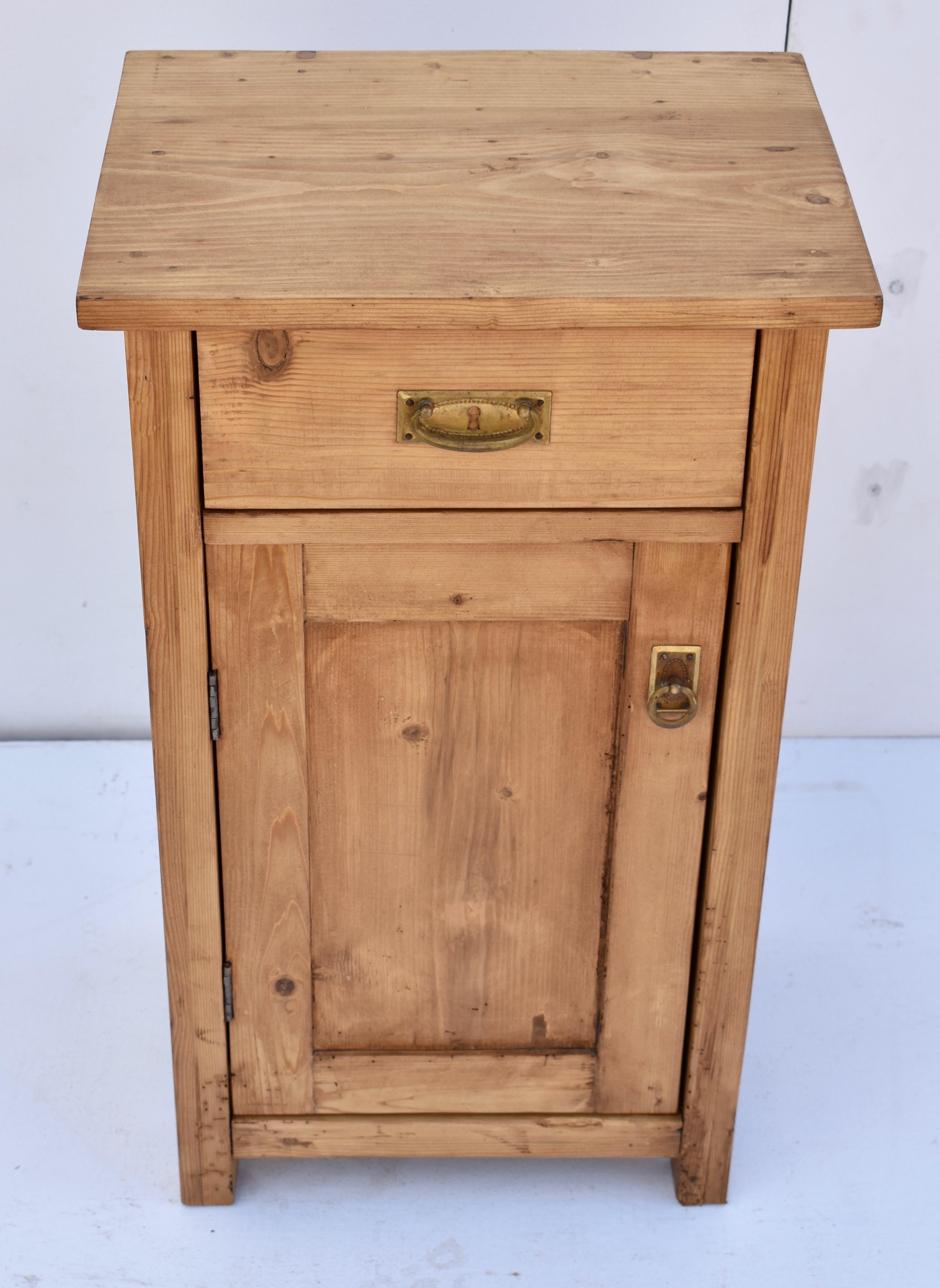 This is a plain and simple pine nightstand with one door and one door with a single shelf inside. The front corners of the top and the base are nicely rounded. In a lovely blond tone.
   