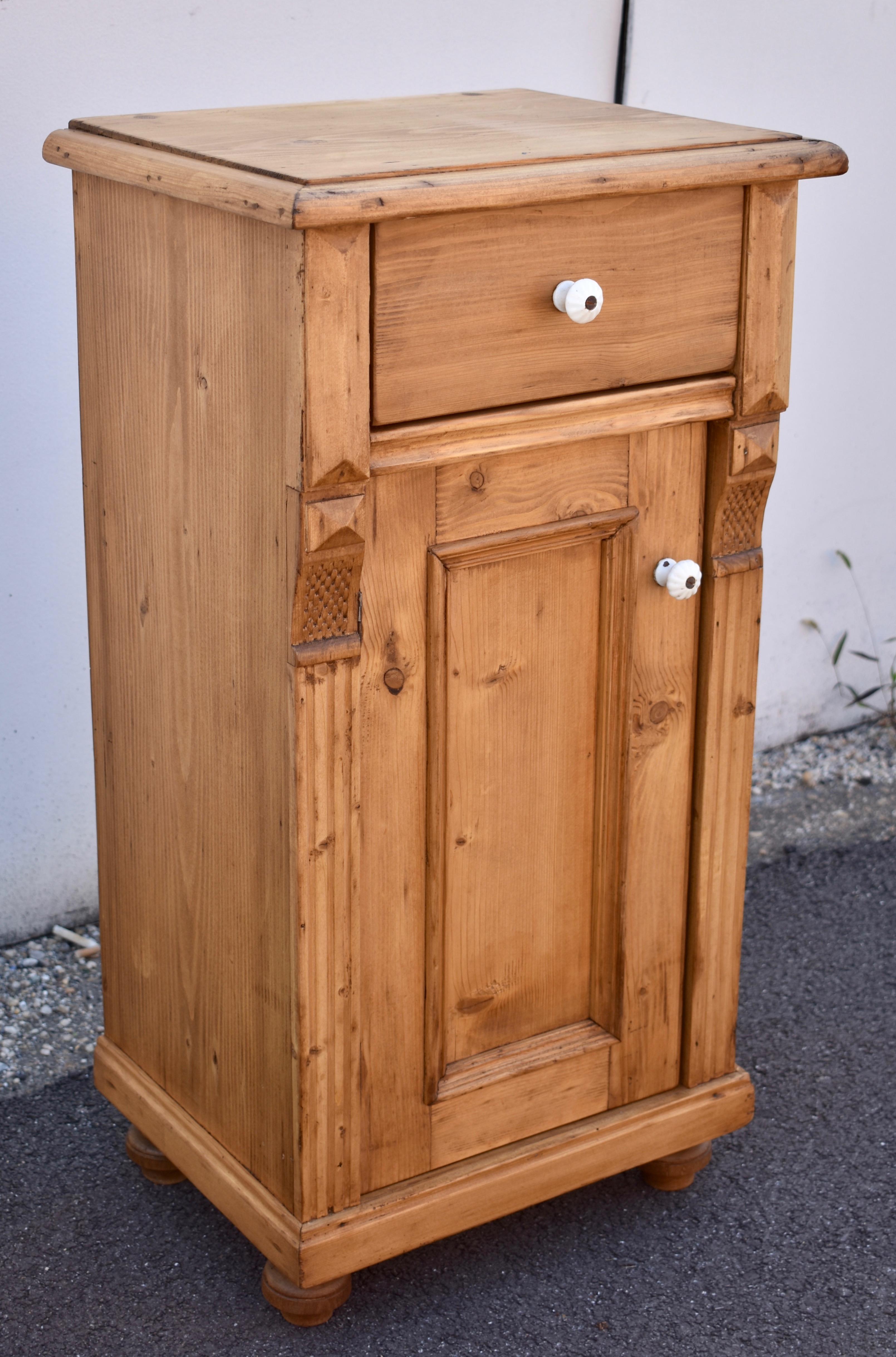 This is a pretty little nightstand with a very shallow profile.  A step-down edge on the top is created with applied quarter round molding.  The hand-cut dovetailed drawer is quite deep and stands proud of the flat-paneled door beneath.  The front