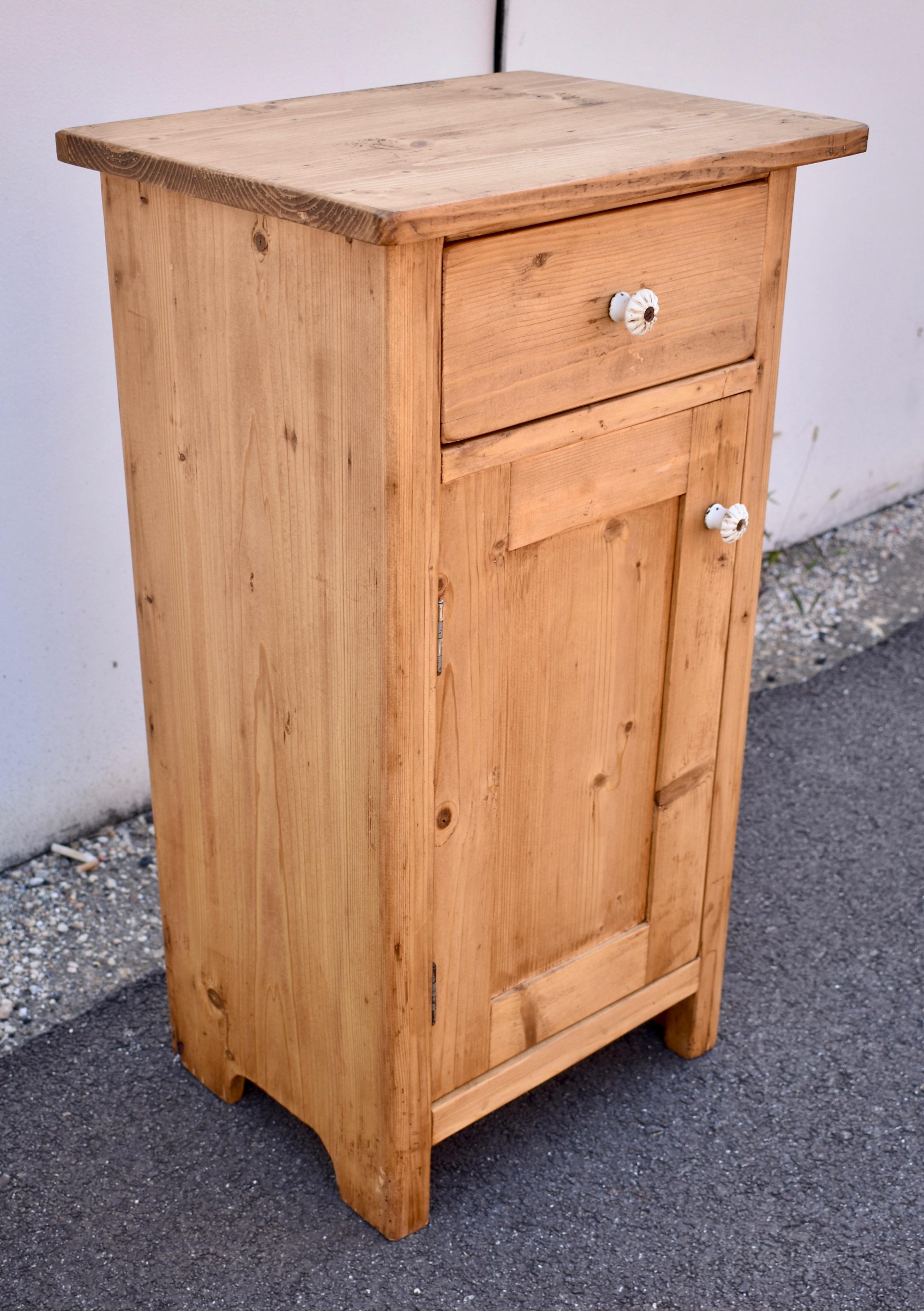 This is a plain and simple pine nightstand with nice clean lines in the usual one door one drawer configuration.  The wood is fairly clear with a lovely warm color.  The top front corners are slightly rounded and the front corners of the case are