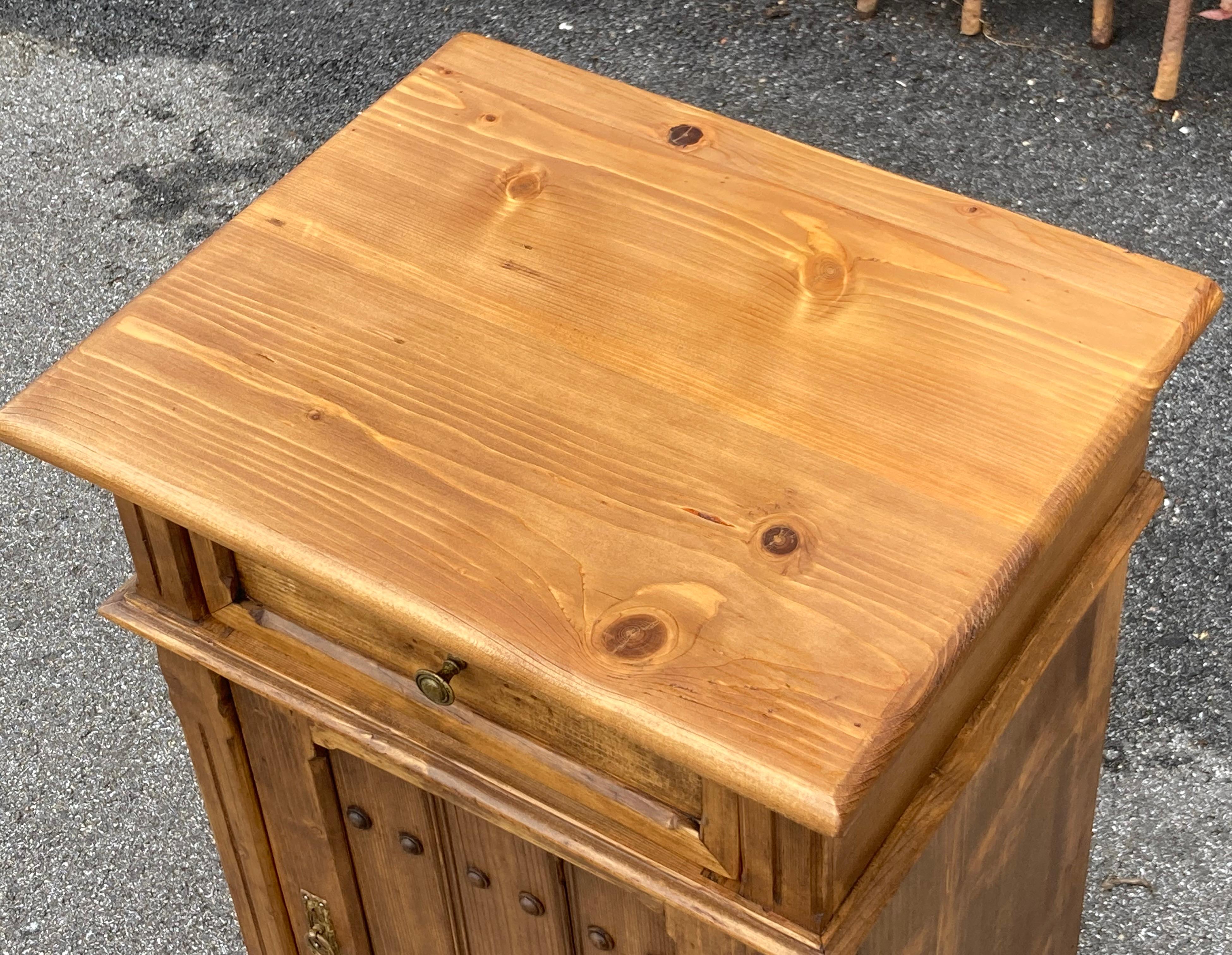 Hongrois Table de nuit avec une porte et un tiroir en vente