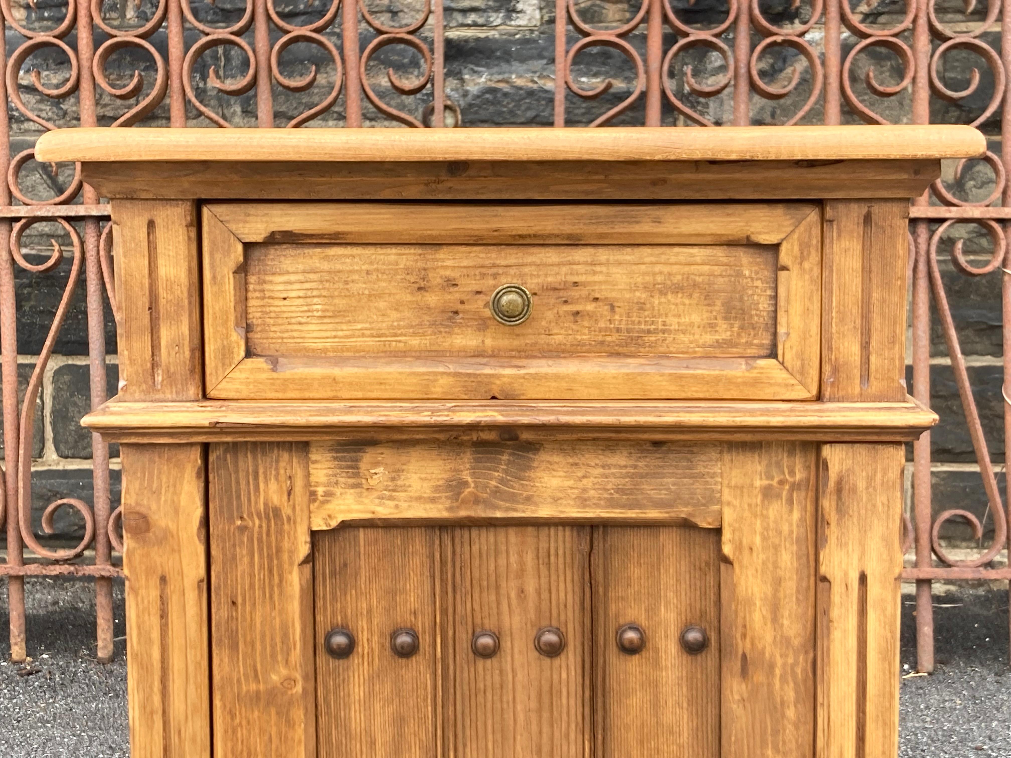 Poli Table de nuit avec une porte et un tiroir en vente