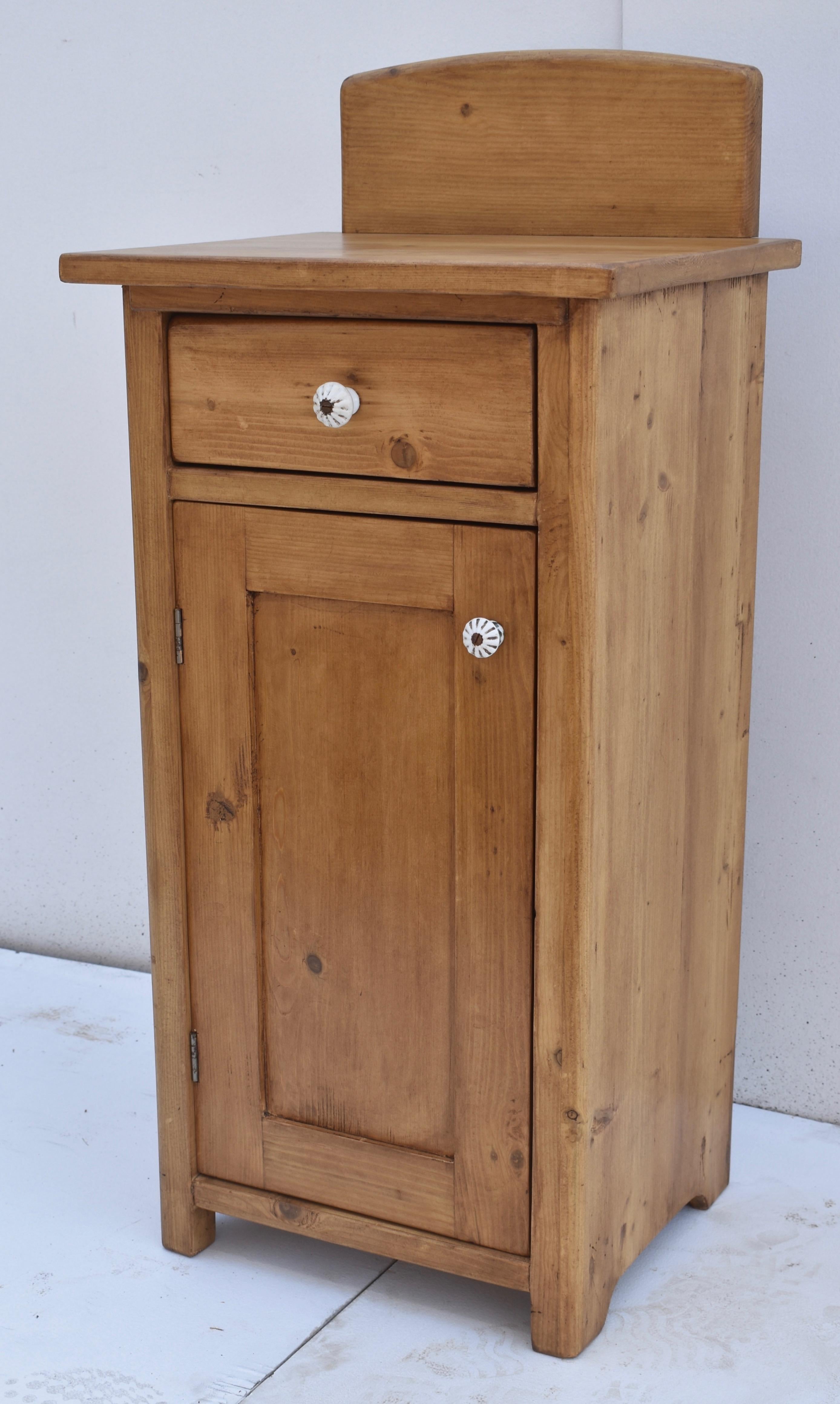 Pine Nightstand with One Door and One Drawer In Good Condition In Baltimore, MD