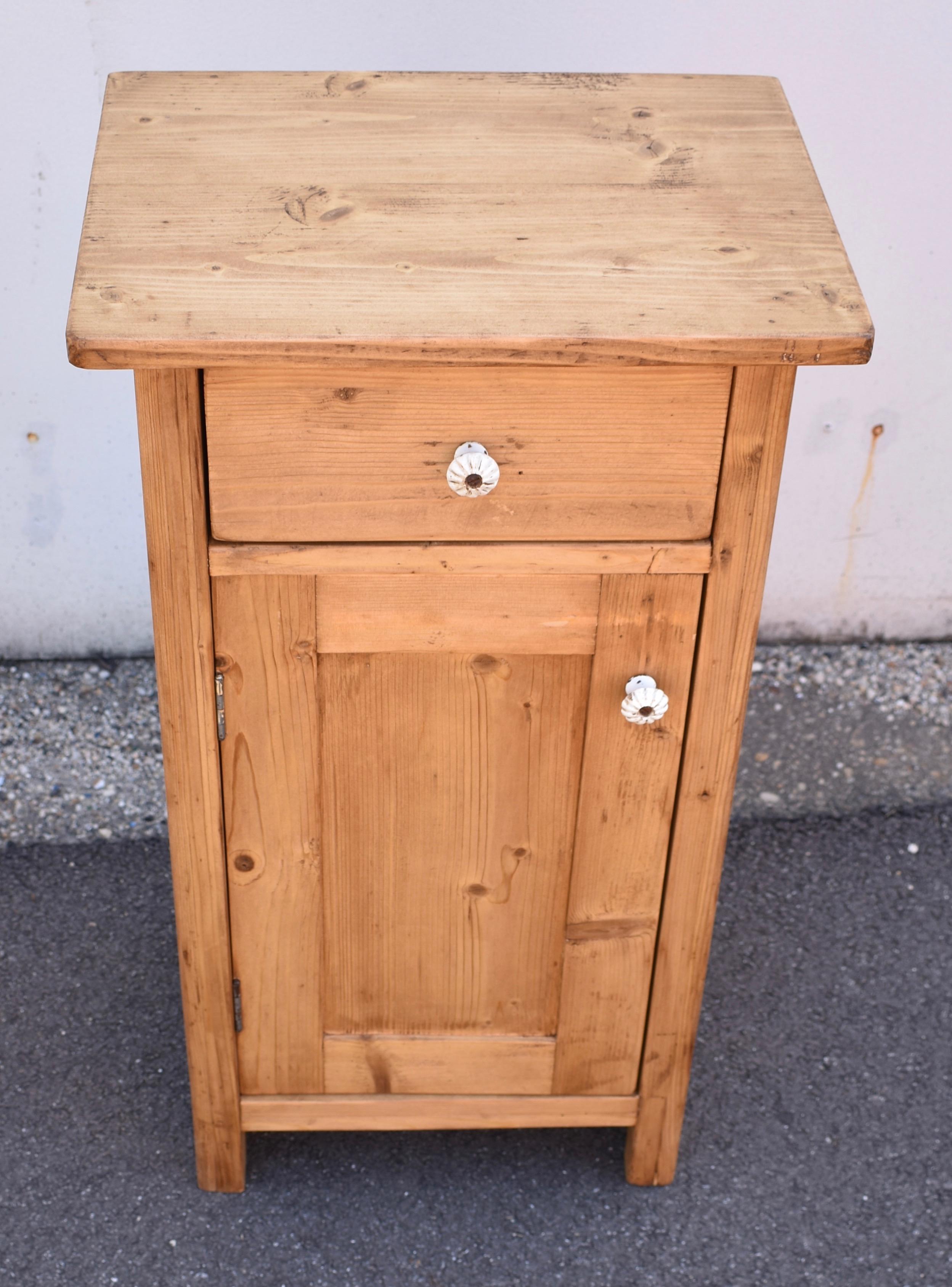 Pine Nightstand with One Door and One Drawer In Good Condition For Sale In Baltimore, MD
