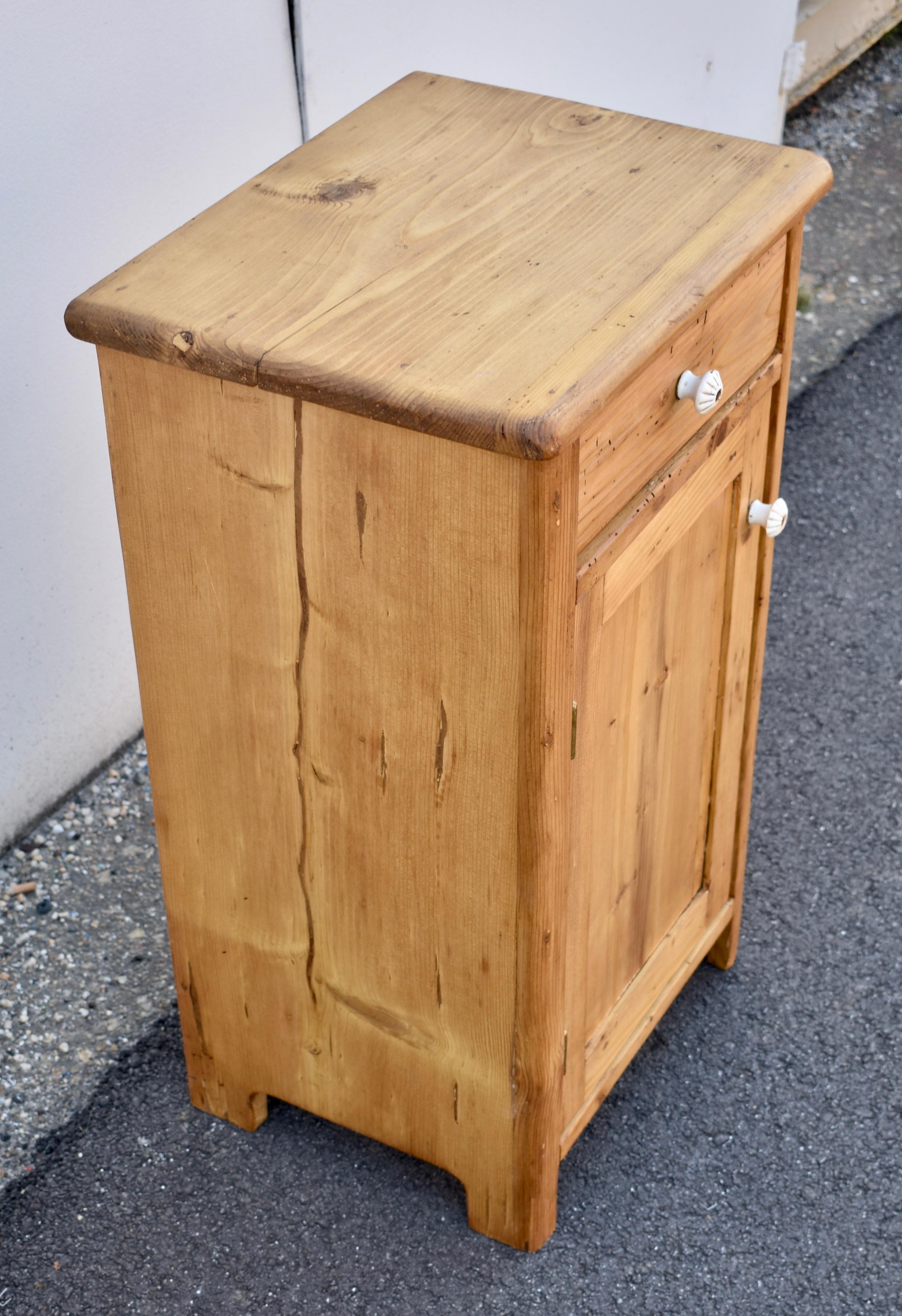 Pine Nightstand with One Door and One Drawer In Good Condition In Baltimore, MD