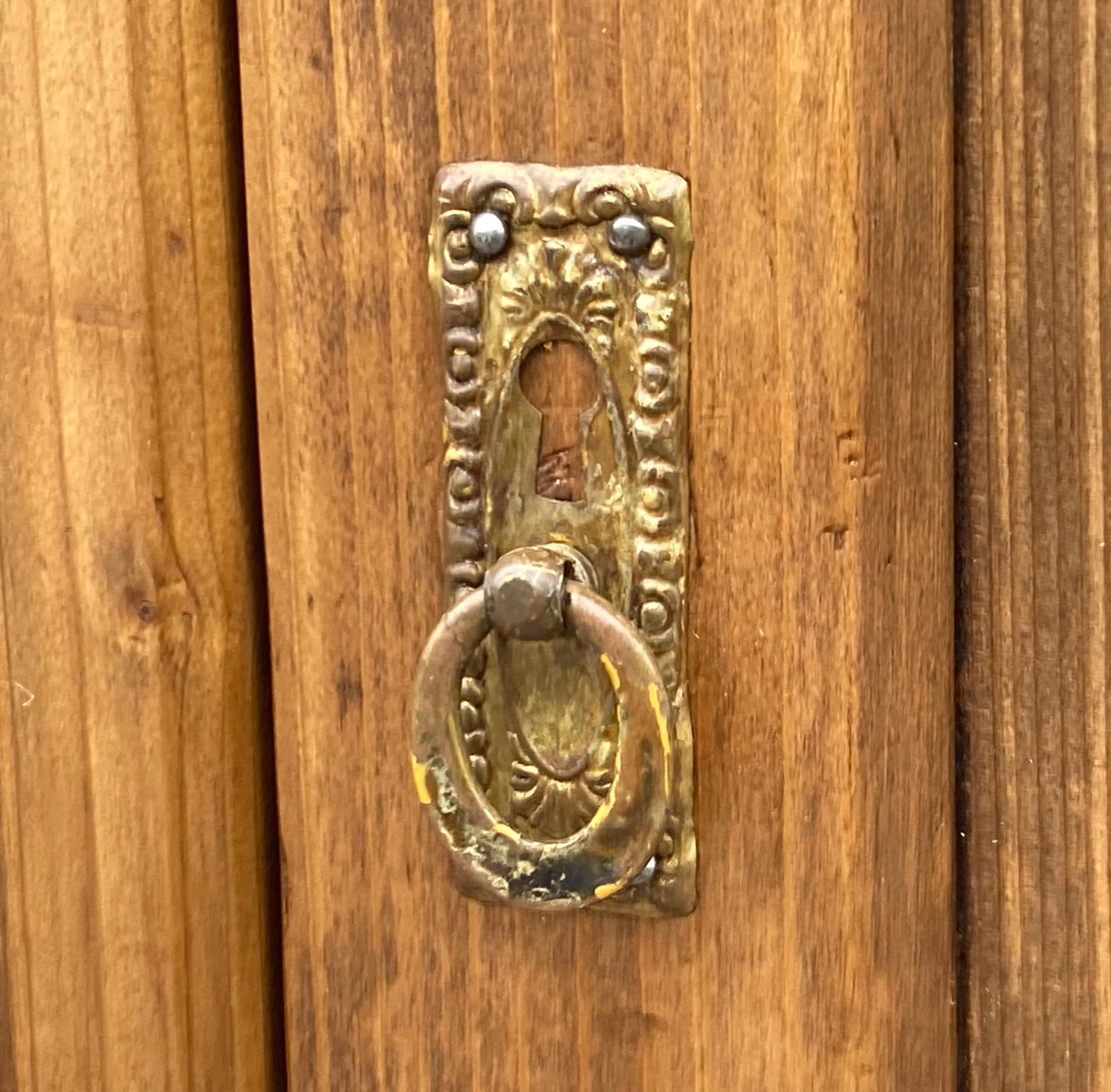 20ième siècle Table de nuit avec une porte et un tiroir en vente