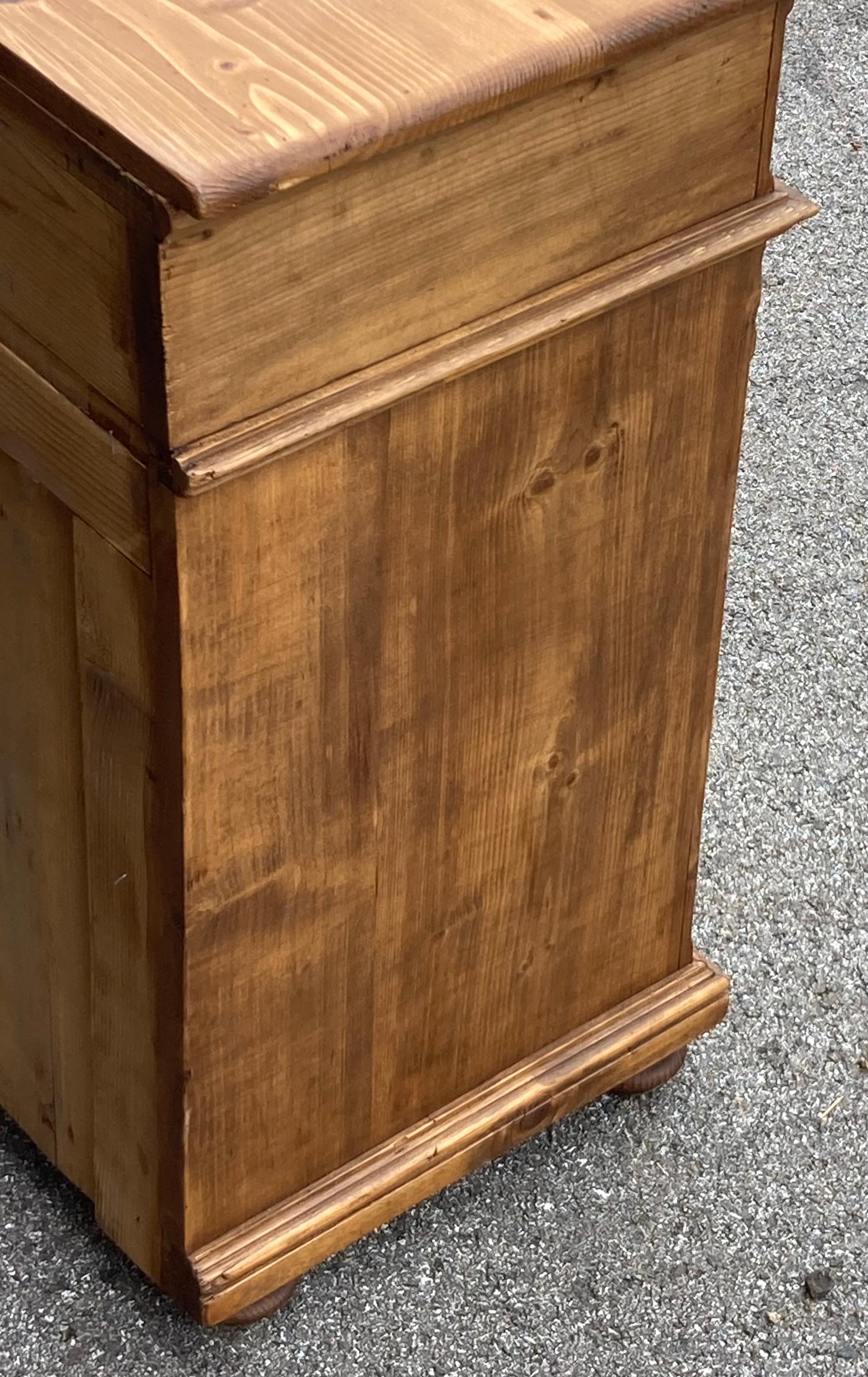 Table de nuit avec une porte et un tiroir en vente 1