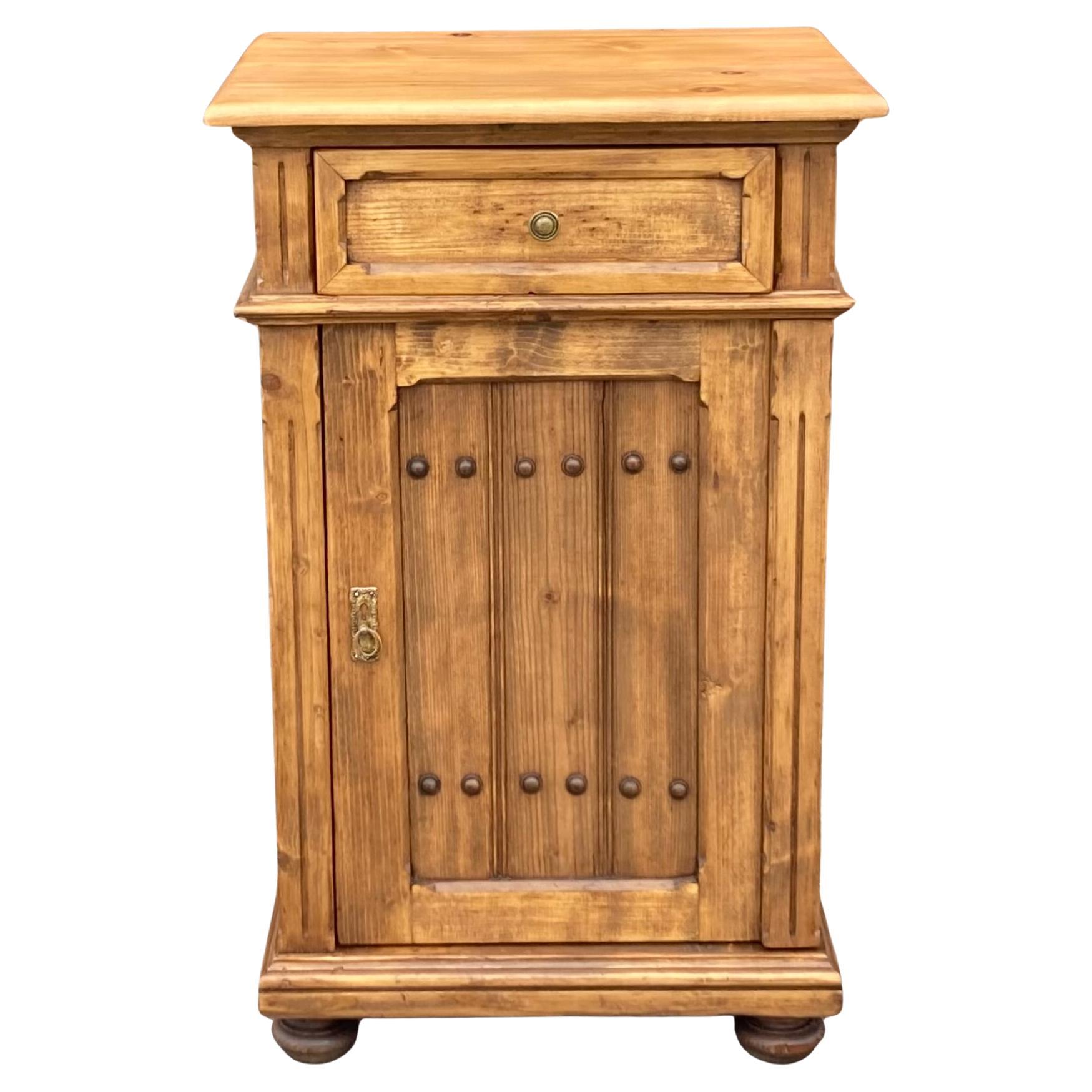 Table de nuit avec une porte et un tiroir