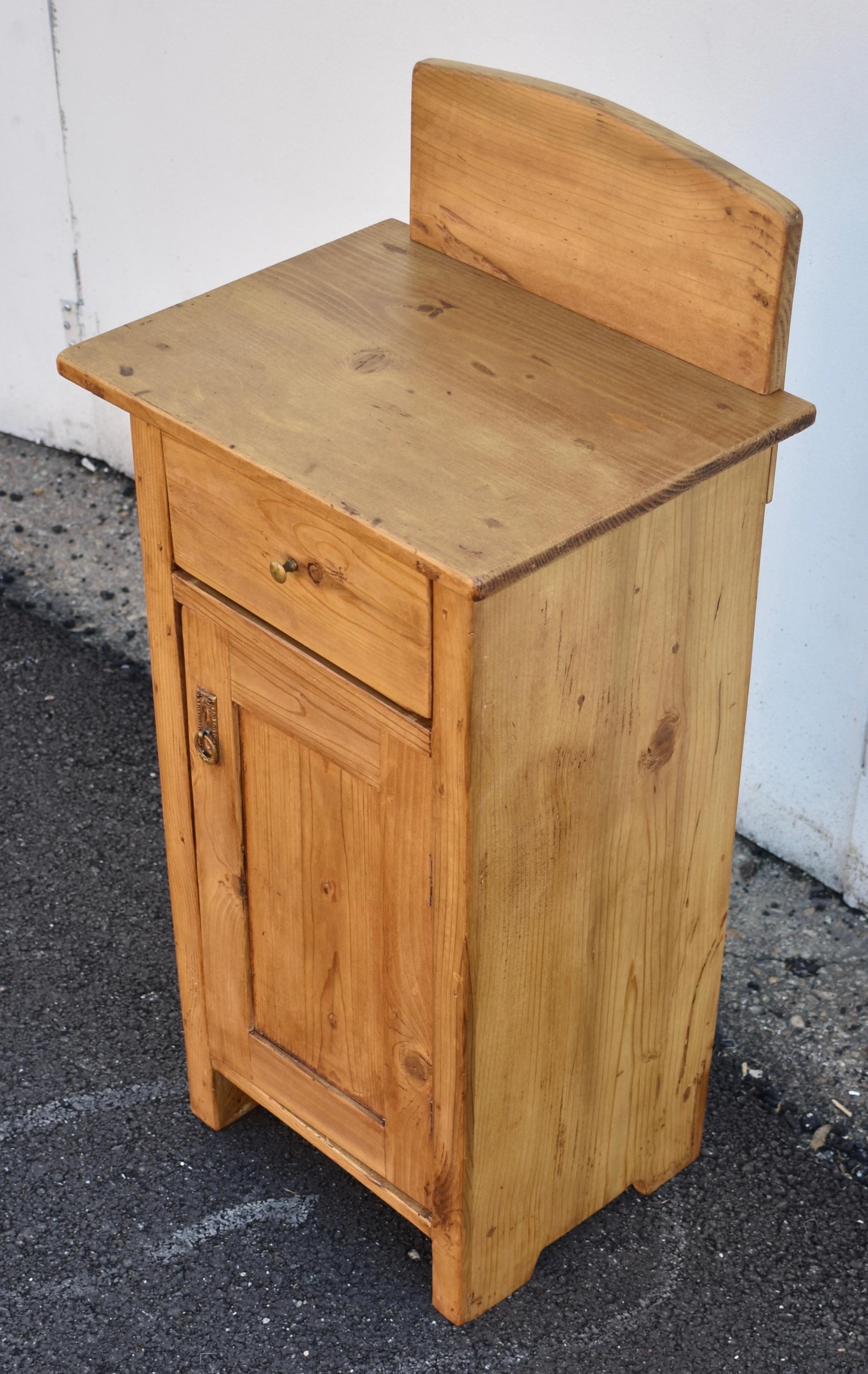 Pine Nightstand with Removable Splashback In Good Condition For Sale In Baltimore, MD