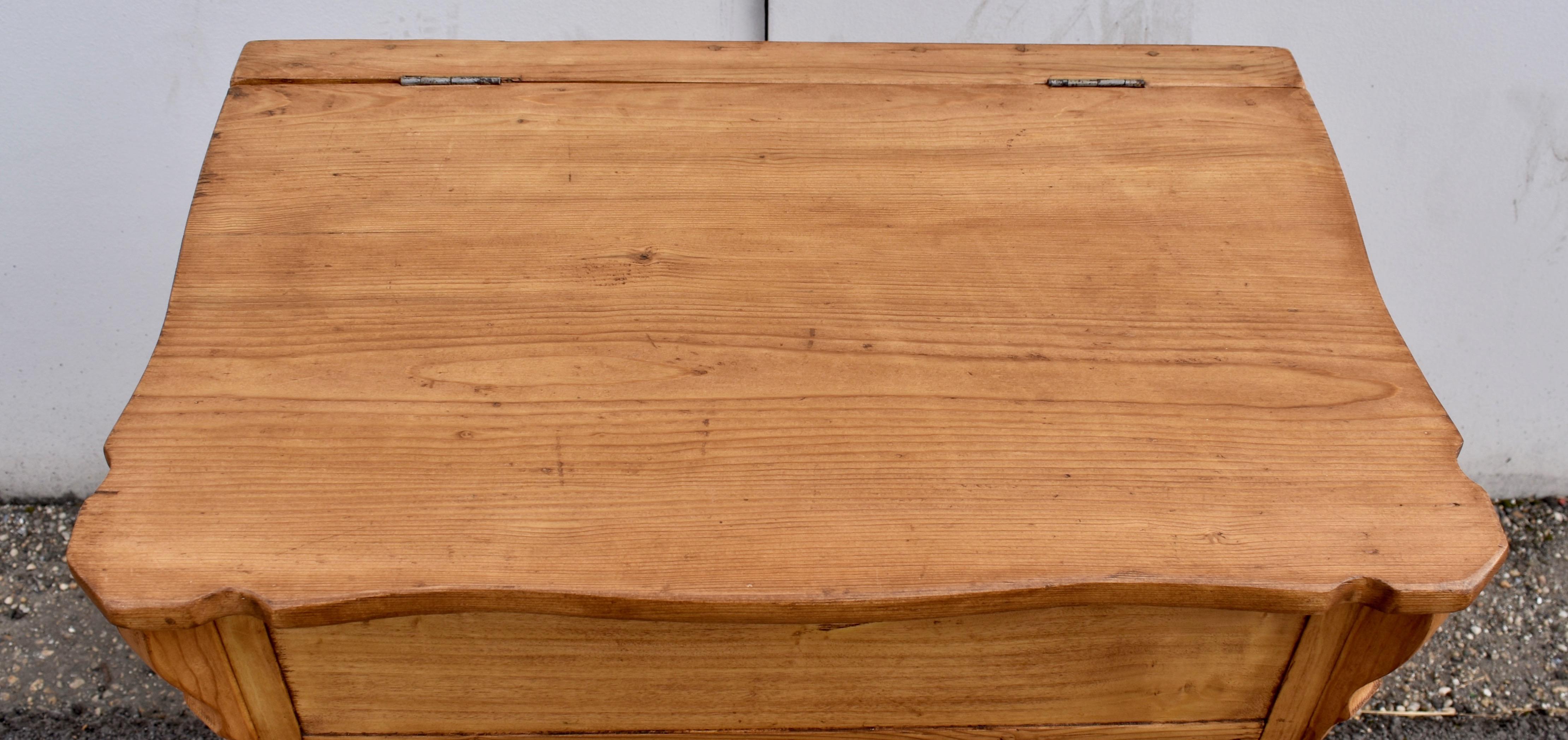 Pine One Door Lift-Top Dresser Base en vente 4