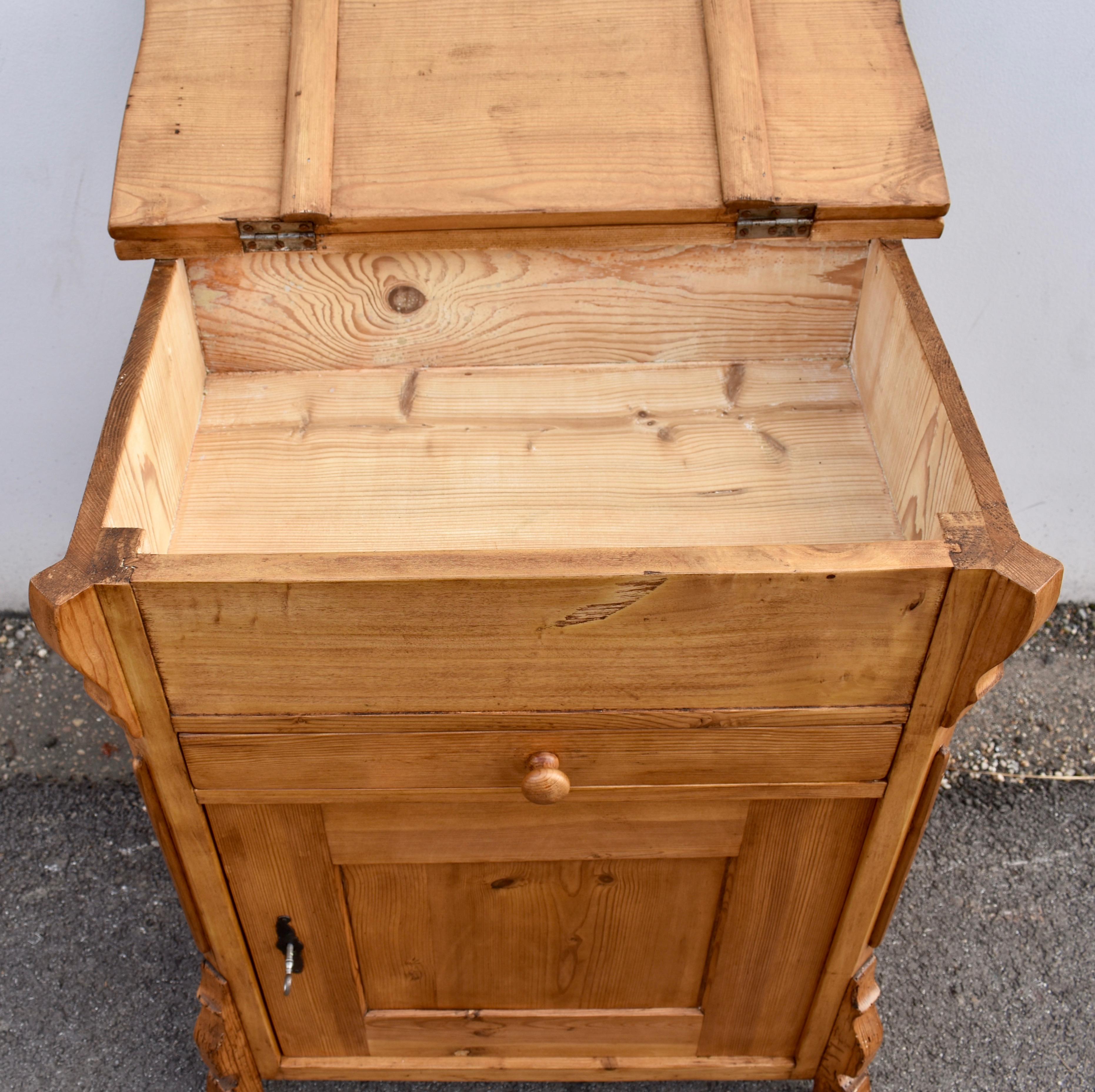 Pine One Door Lift-Top Dresser Base en vente 6