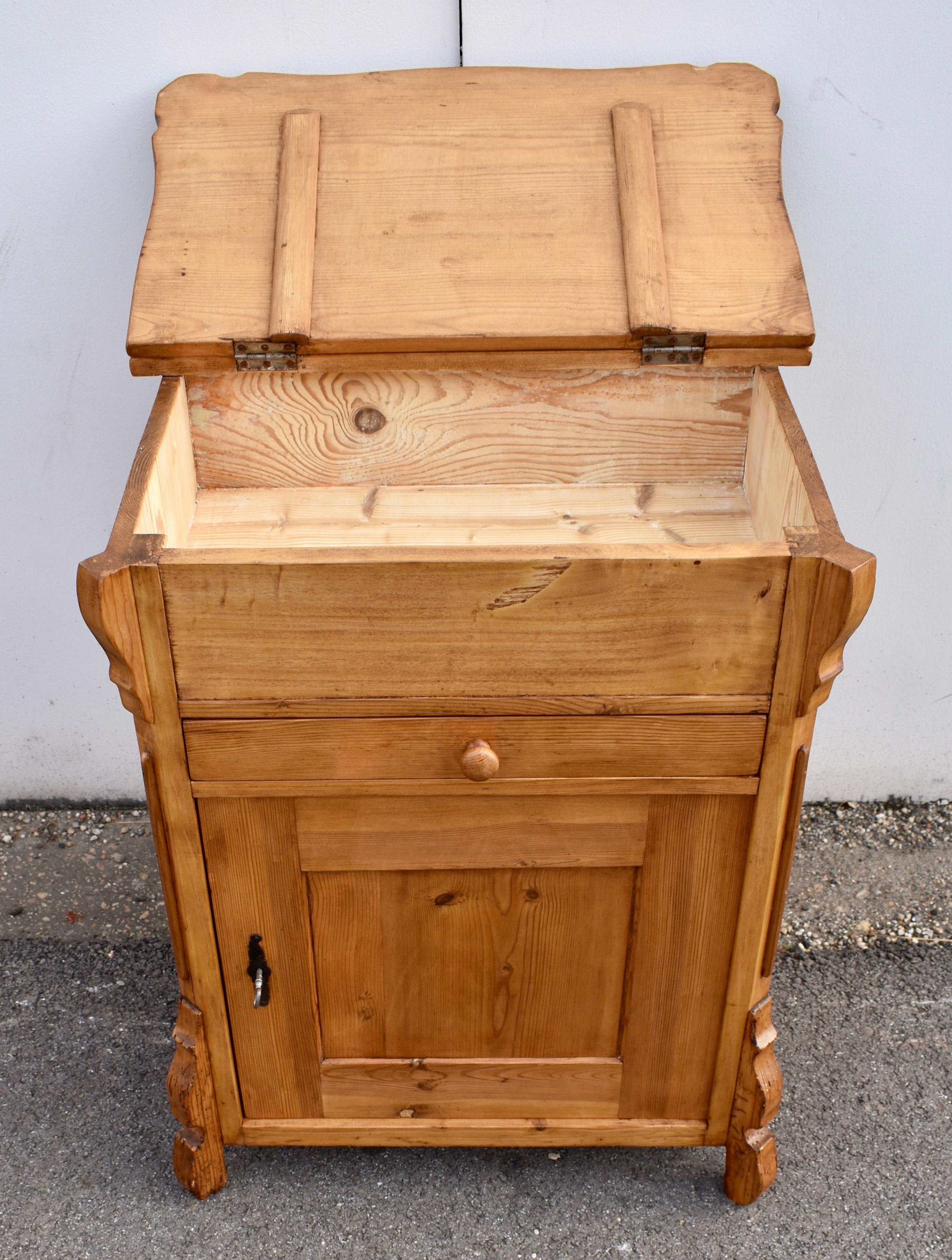 Pine One Door Lift-Top Dresser Base en vente 7