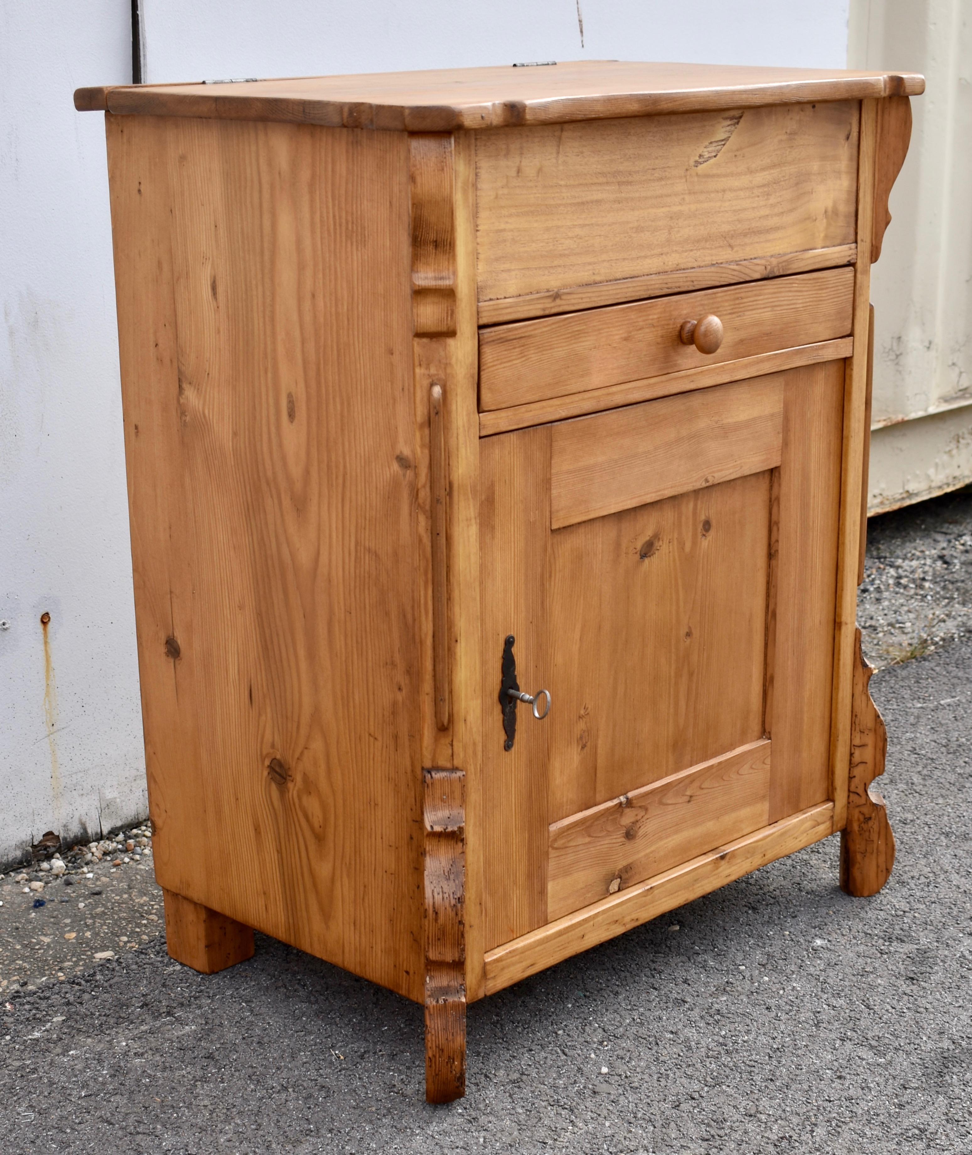 Néerlandais Pine One Door Lift-Top Dresser Base en vente