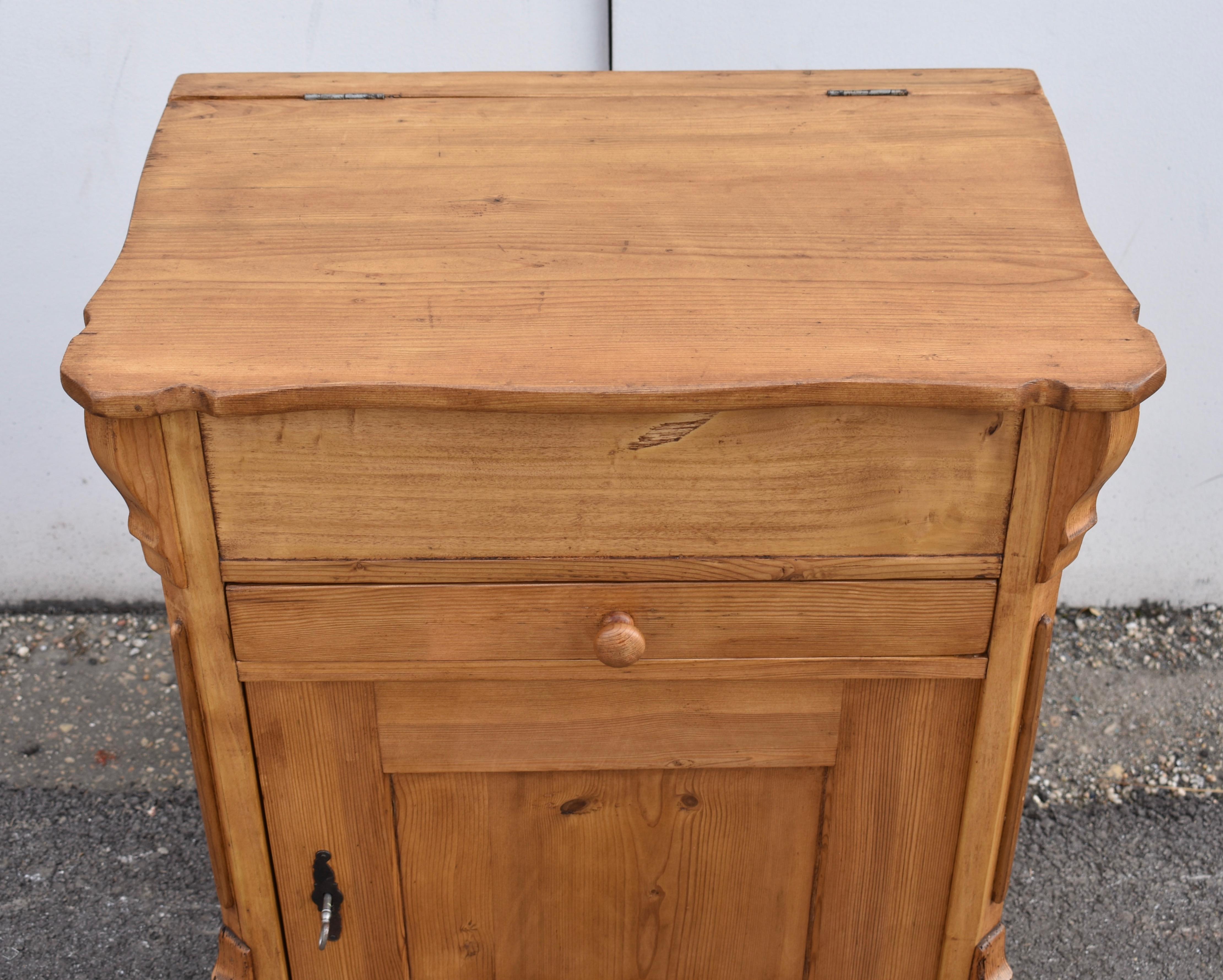 Poli Pine One Door Lift-Top Dresser Base en vente