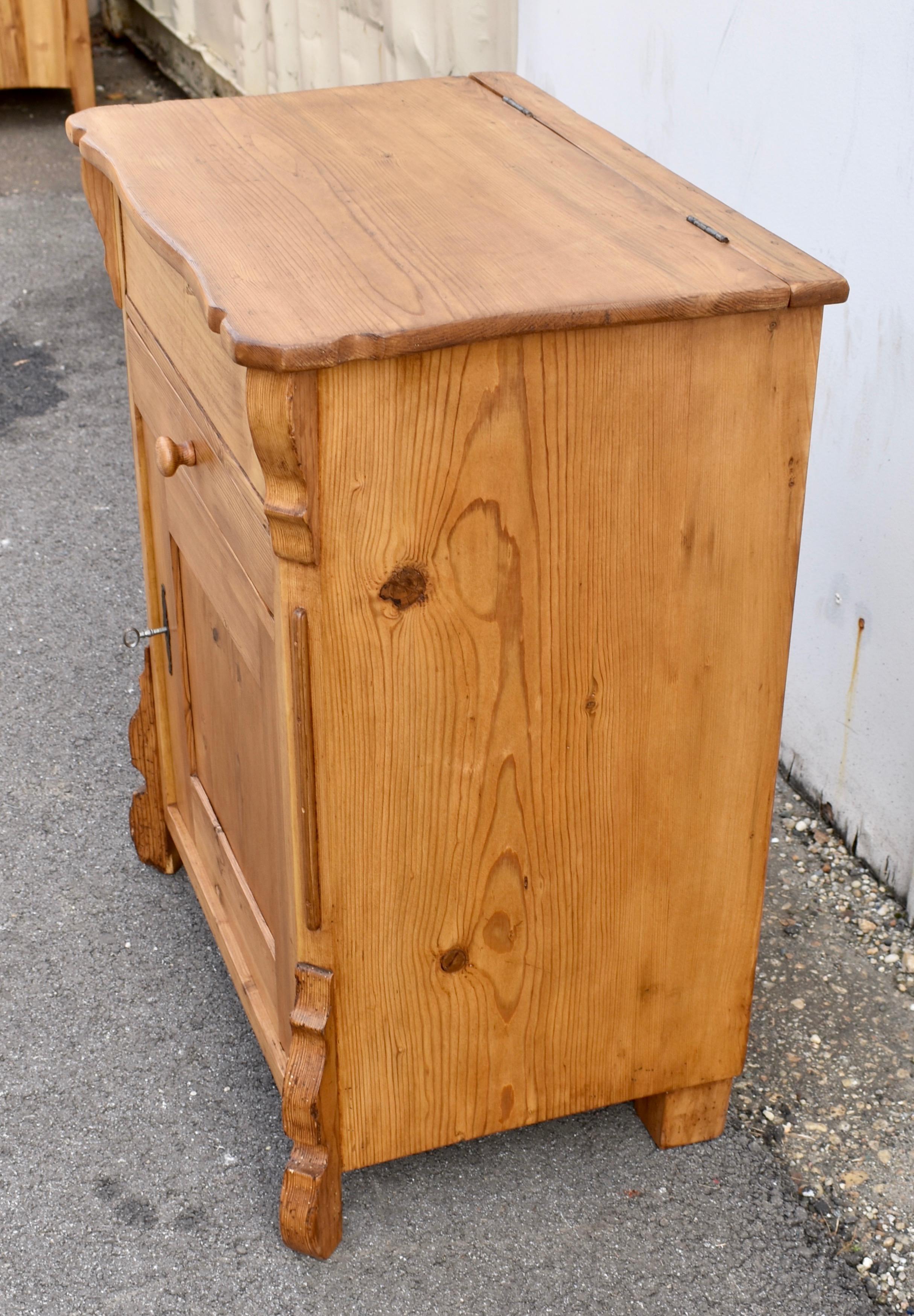 Pine One Door Lift-Top Dresser Base Bon état - En vente à Baltimore, MD