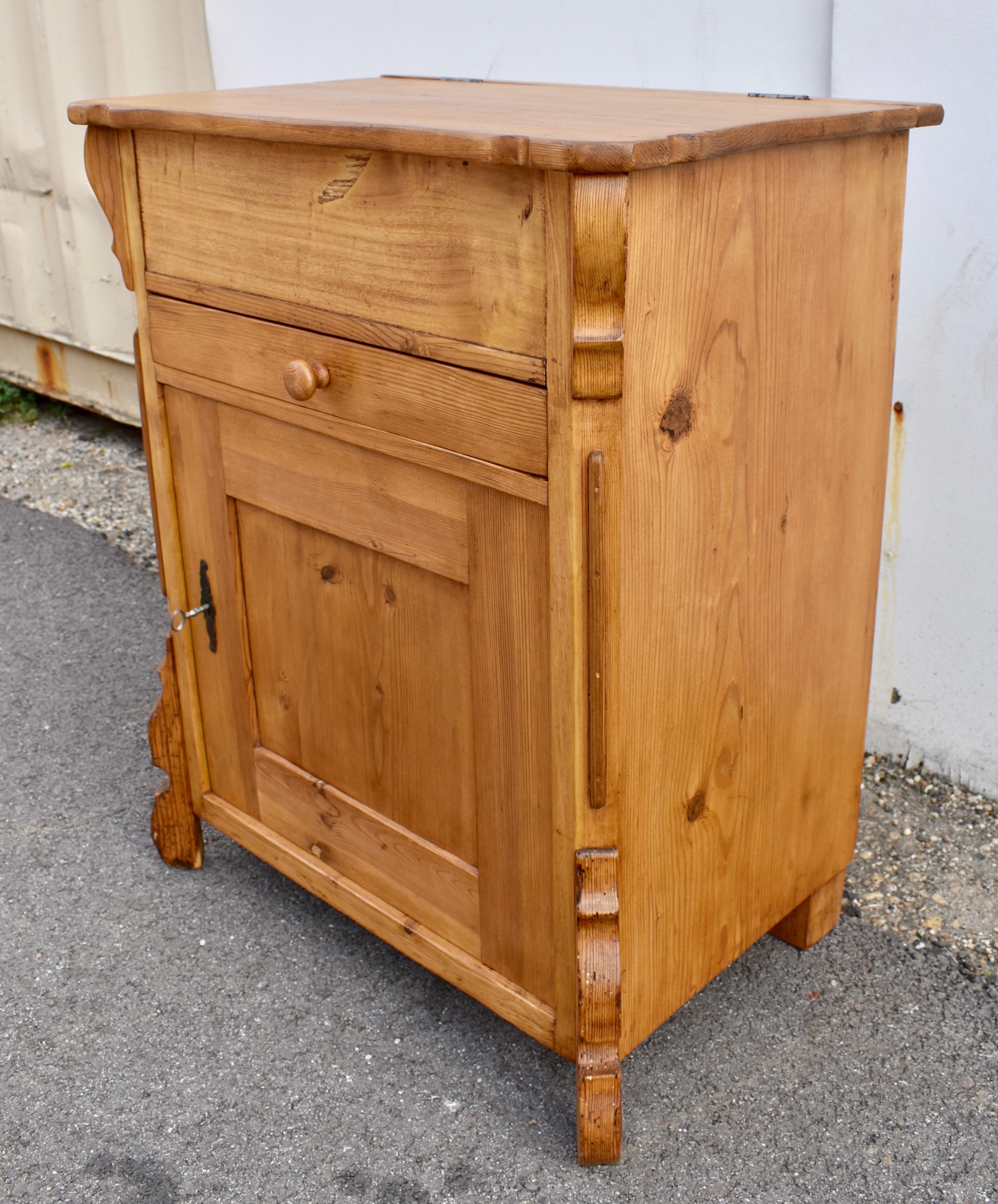 XIXe siècle Pine One Door Lift-Top Dresser Base en vente