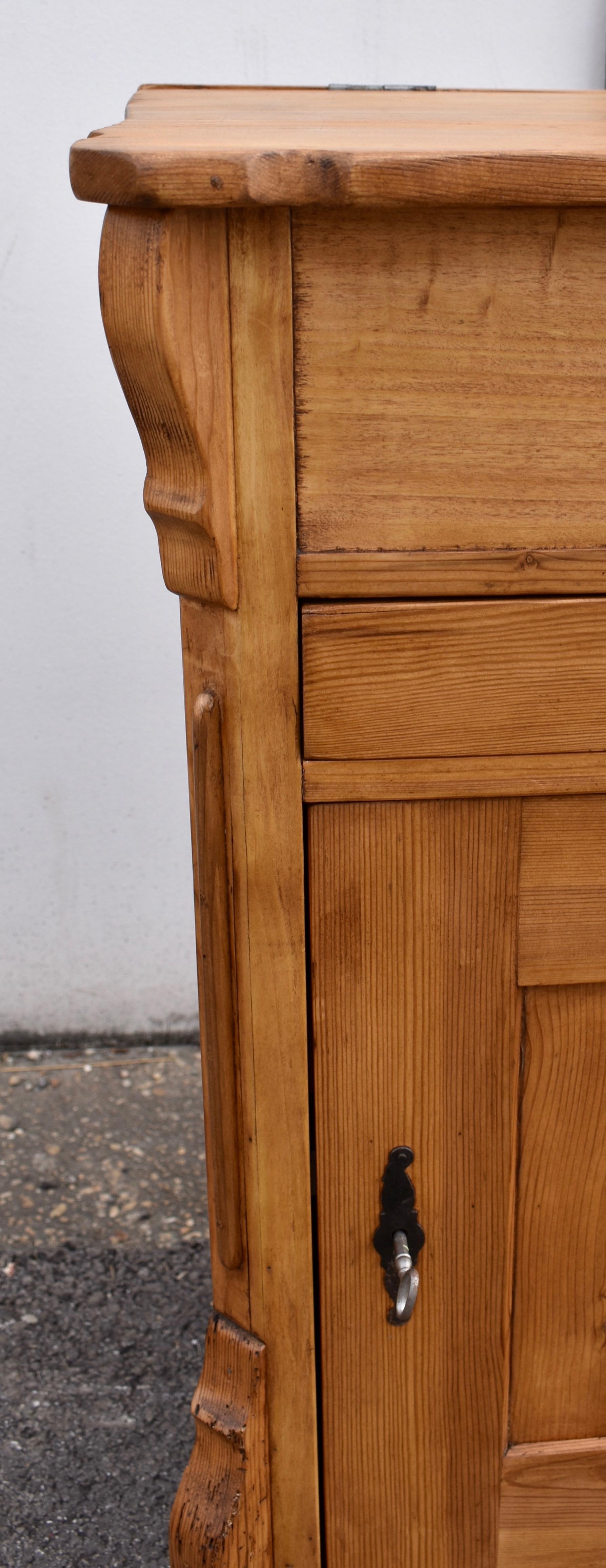 Pine One Door Lift-Top Dresser Base en vente 2
