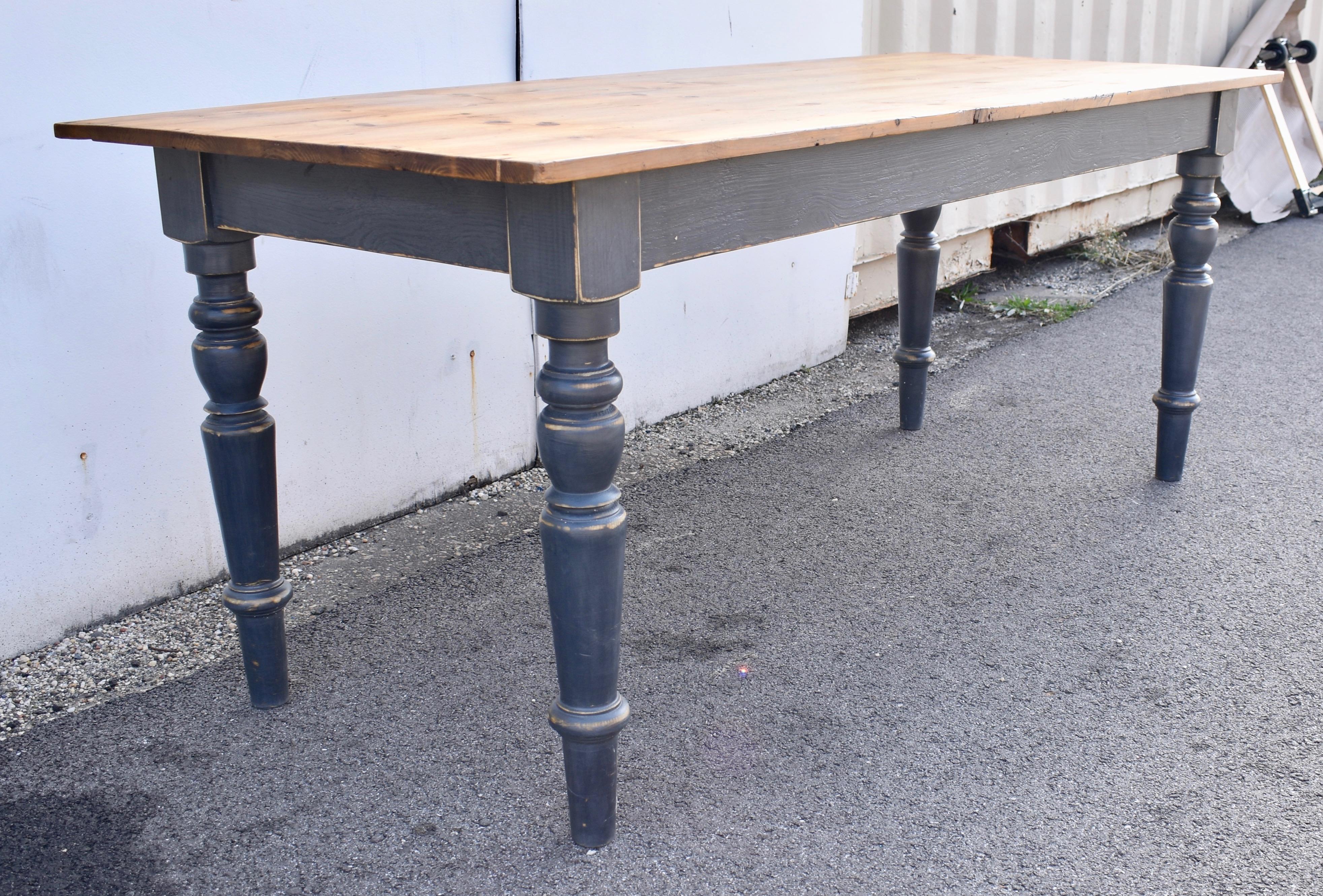 Ungherese Tavolo da fattoria con base dipinta in pino e gambe tornite, riproduzione in vendita