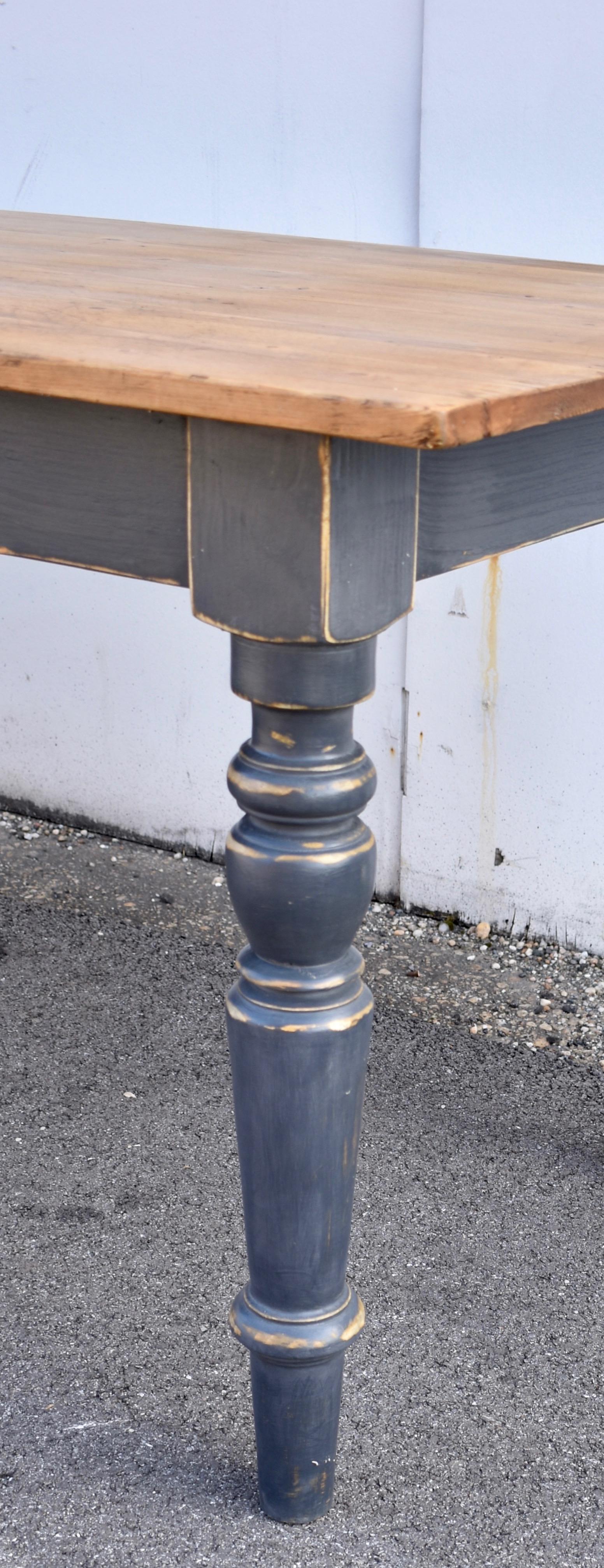 Pino Tavolo da fattoria con base dipinta in pino e gambe tornite, riproduzione in vendita